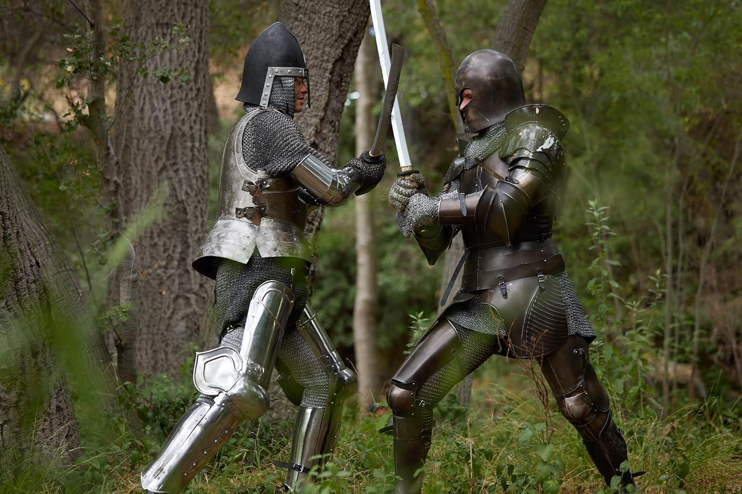 Zwei Ritter in voller Rüstung, Schwerter haltend, duellieren sich im Wald.
