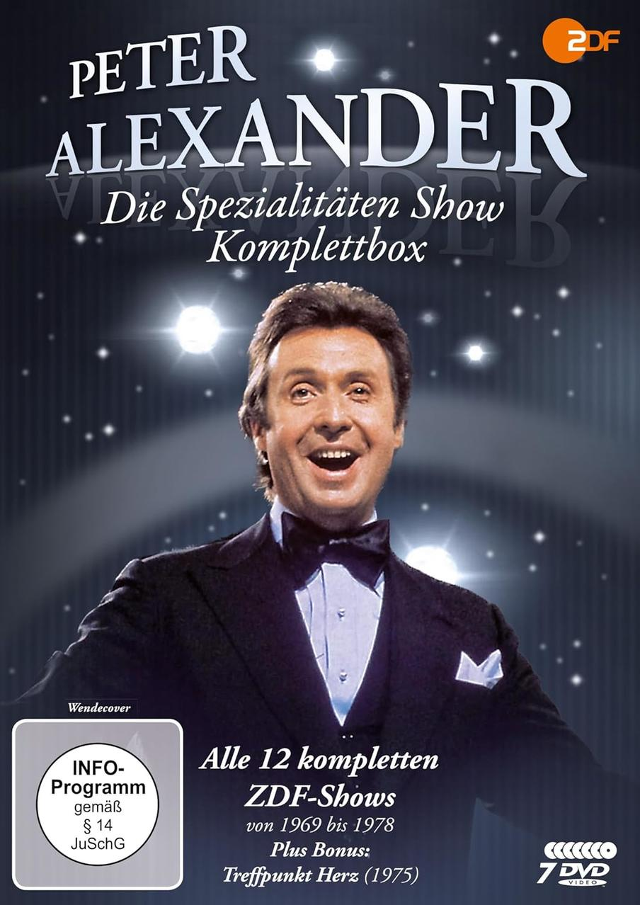 Peter Alexander trägt Smoking und Fliege, lächelnd auf dunklem Hintergrund mit Lichtern.