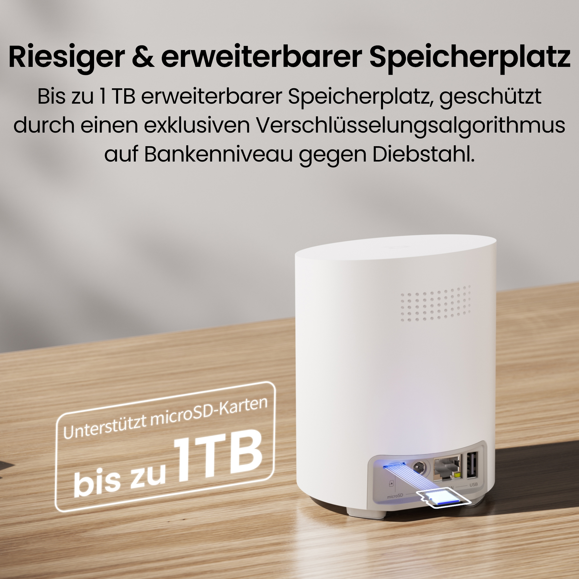 Ein weißer Speichergerät mit Anschlüssen und einer microSD-Karte.