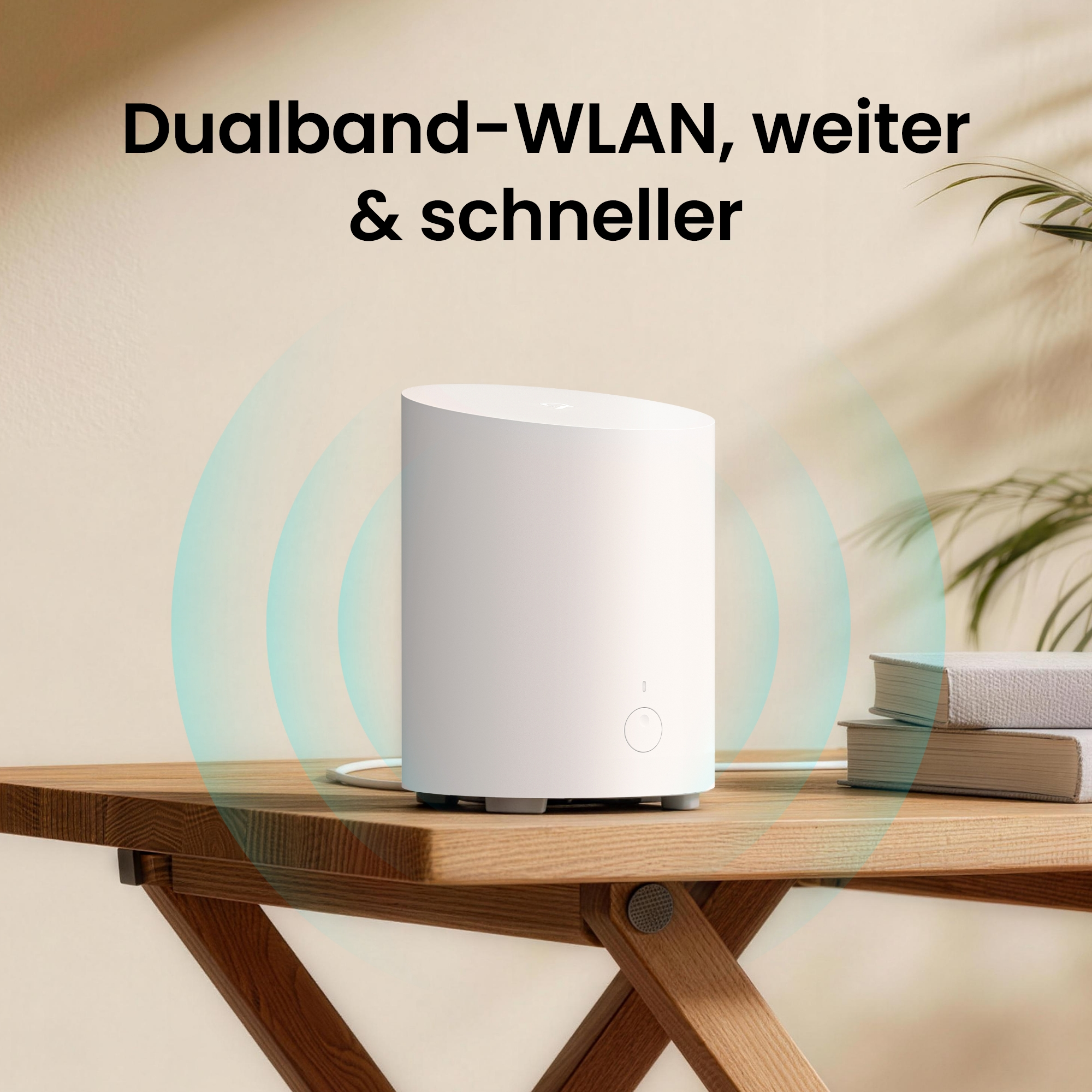 Ein weißer Router steht auf einem Holztisch neben zwei Büchern. Türkise Wellen deuten auf WLAN.