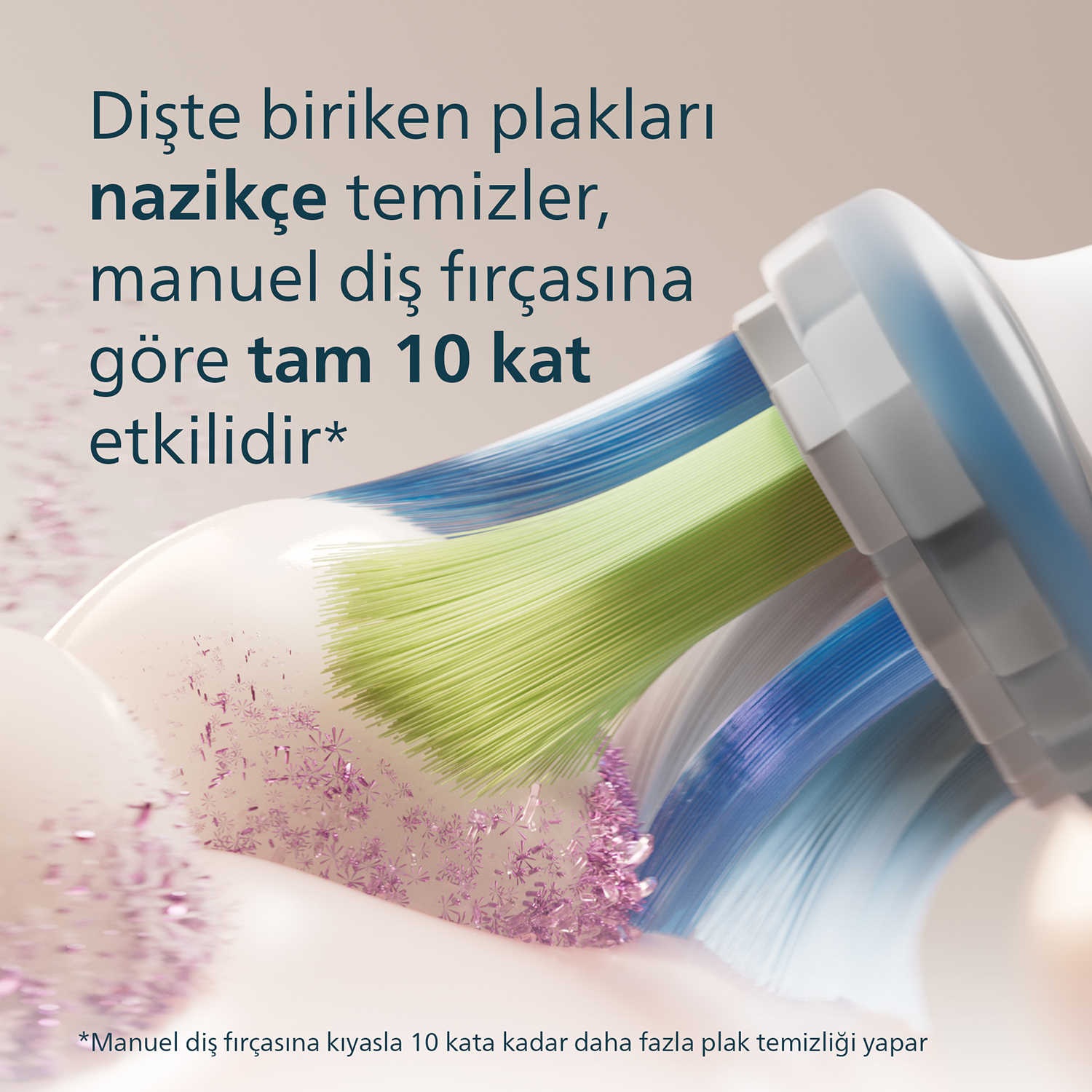 Diş plağını temsil eden mor parçacıklarla bir diş fırçasının yakın çekimi.