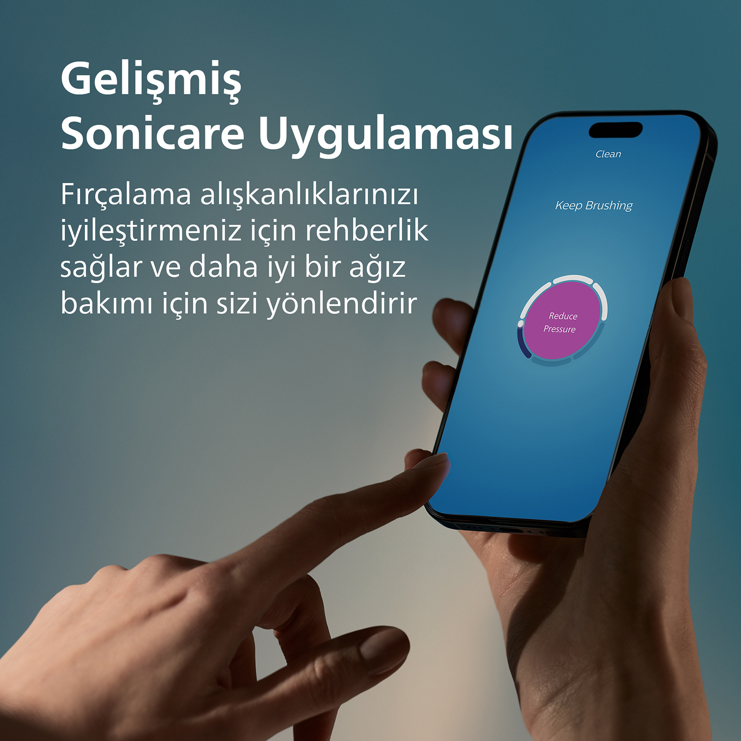 Bir el, fırçalama rehberliği sunan Sonicare uygulamasını gösteren bir akıllı telefon tutuyor.