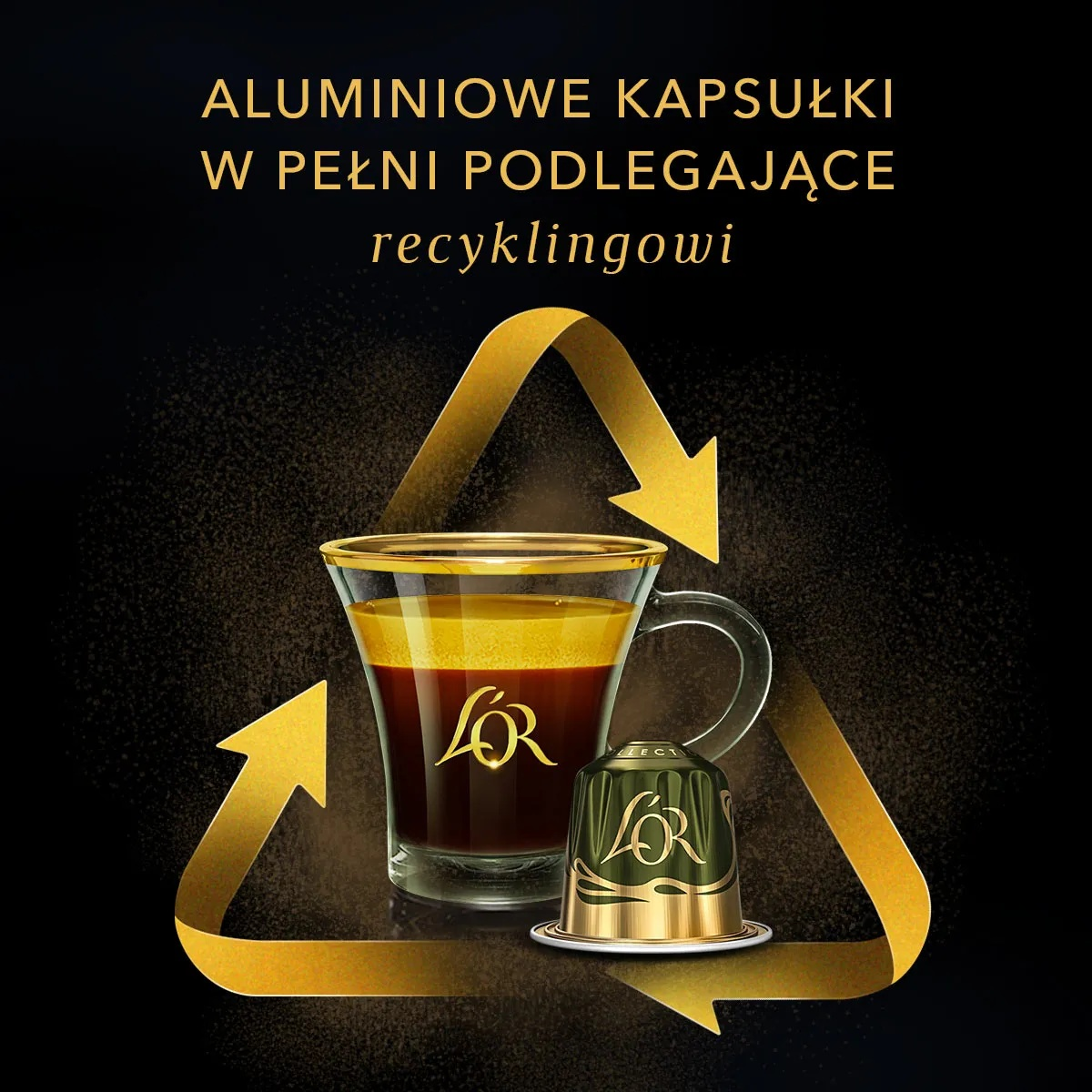 Kawa w filiżance i kapsułka otoczone złotymi strzałkami symbolizującymi recykling.