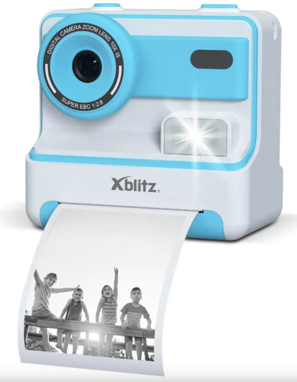 Niebiesko-biały aparat natychmiastowy drukujący czarno-białe zdjęcie czworga dzieci.