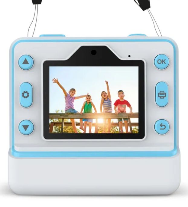 Cztery dzieci siedzą na płocie, ręce w górze, jasne słońce za nimi.