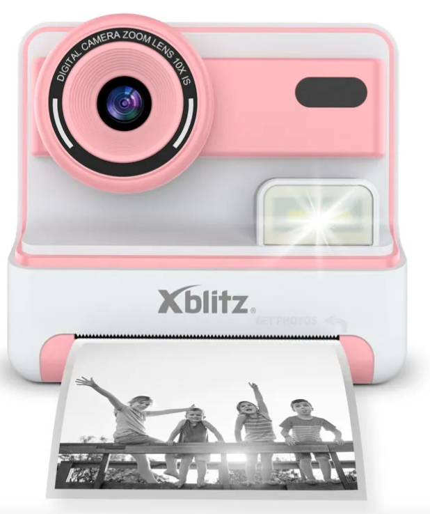 Różowa i biała drukarka natychmiastowa drukuje czarno-białe zdjęcie czworga dzieci.