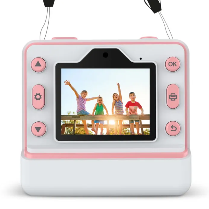 Różowa kamera dla dzieci z ekranem; czworo dzieci pozuje na drewnianej platformie.
