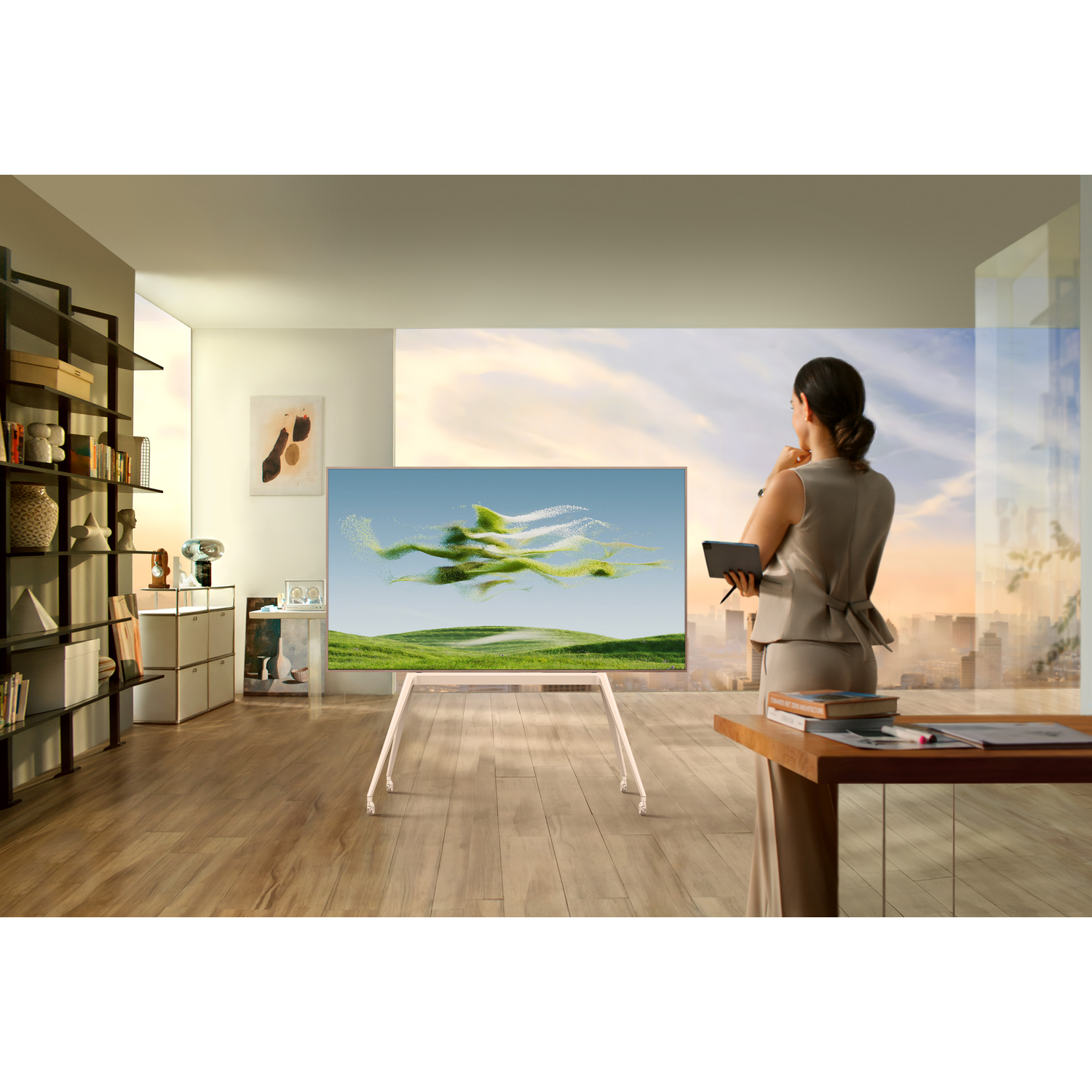 Vrouw in pak kijkt naar tv met abstracte kunst in moderne kamer met stadszicht.