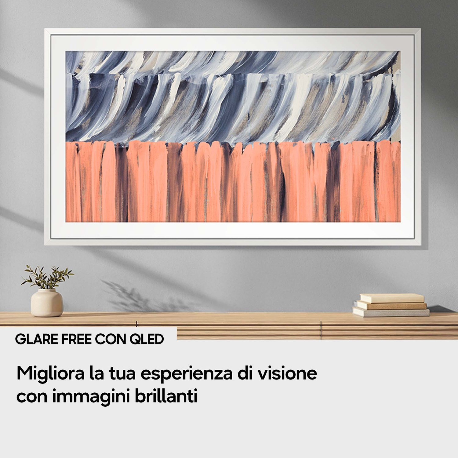 Una TV moderna mostra un dipinto astratto con pennellate arancioni e blu.