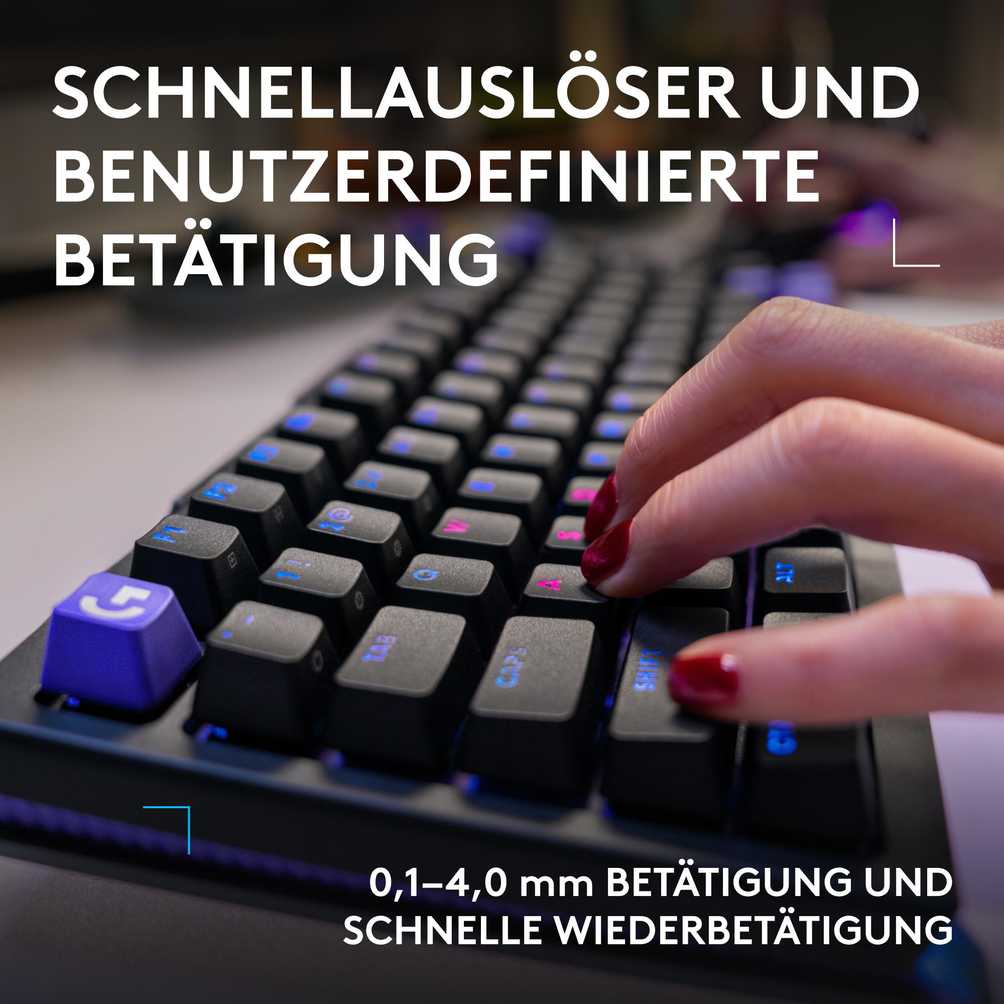 Eine Person tippt auf einer schwarzen Tastatur mit blauen Tastenbeleuchtung.
