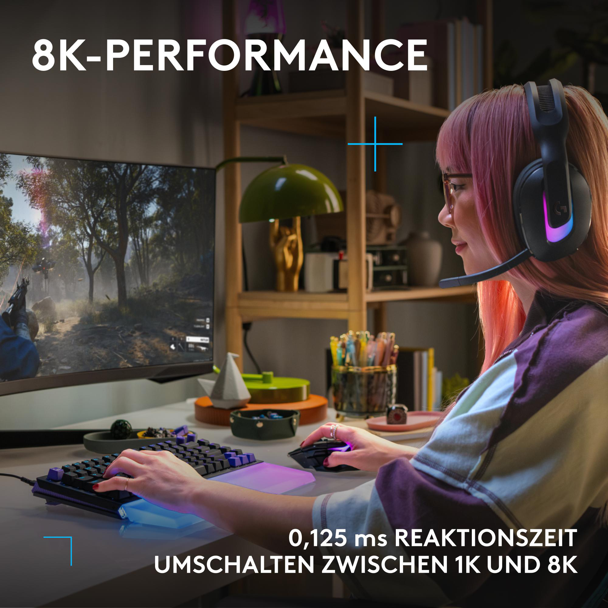Frau mit pinken Haaren spielt am PC mit Kopfhörern und Gaming-Maus.