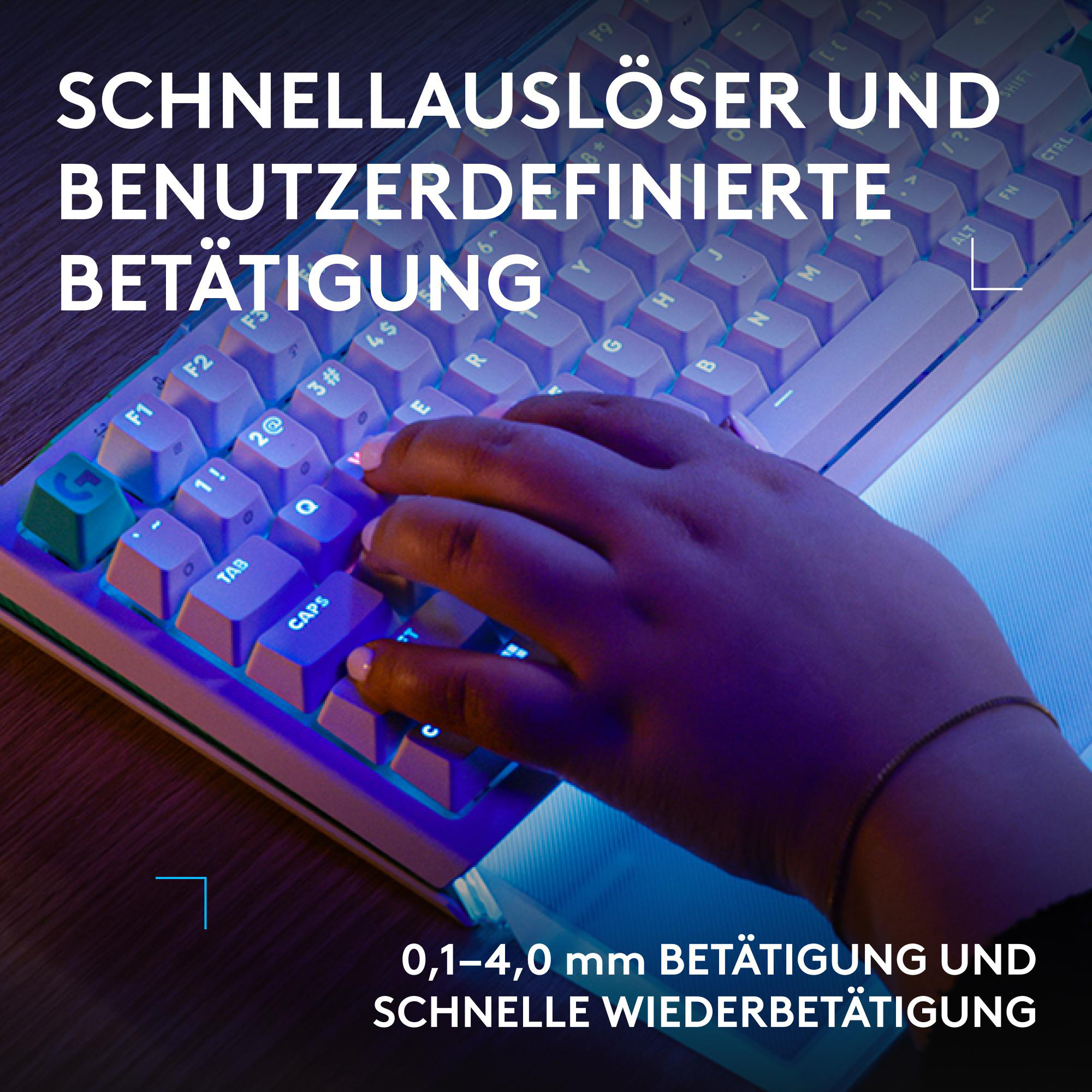 Eine Hand auf einer beleuchteten Tastatur, die Text anzeigt.