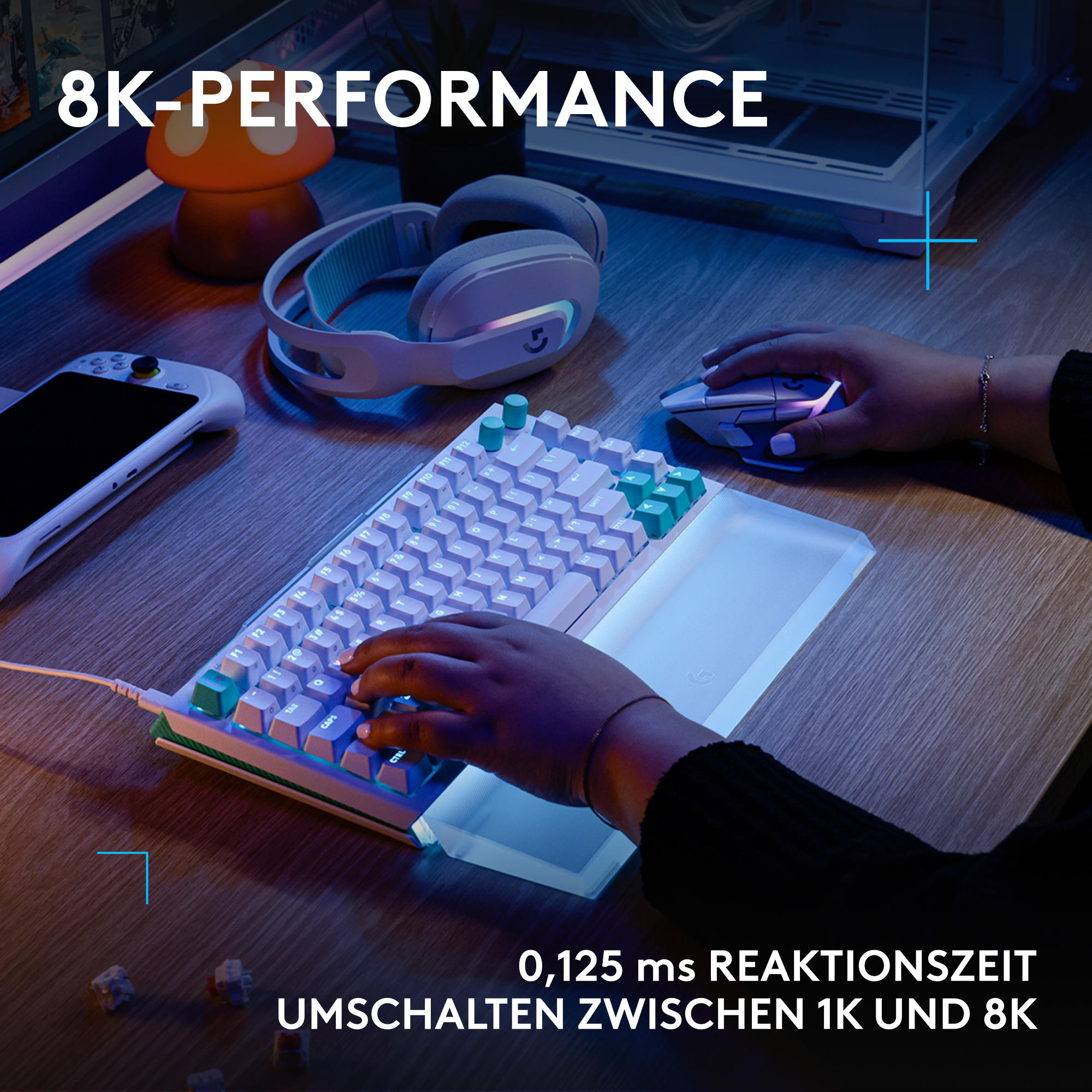 Eine Person tippt auf einer beleuchteten Tastatur. Gaming-Setup mit Maus, Kopfhörern und Controller.