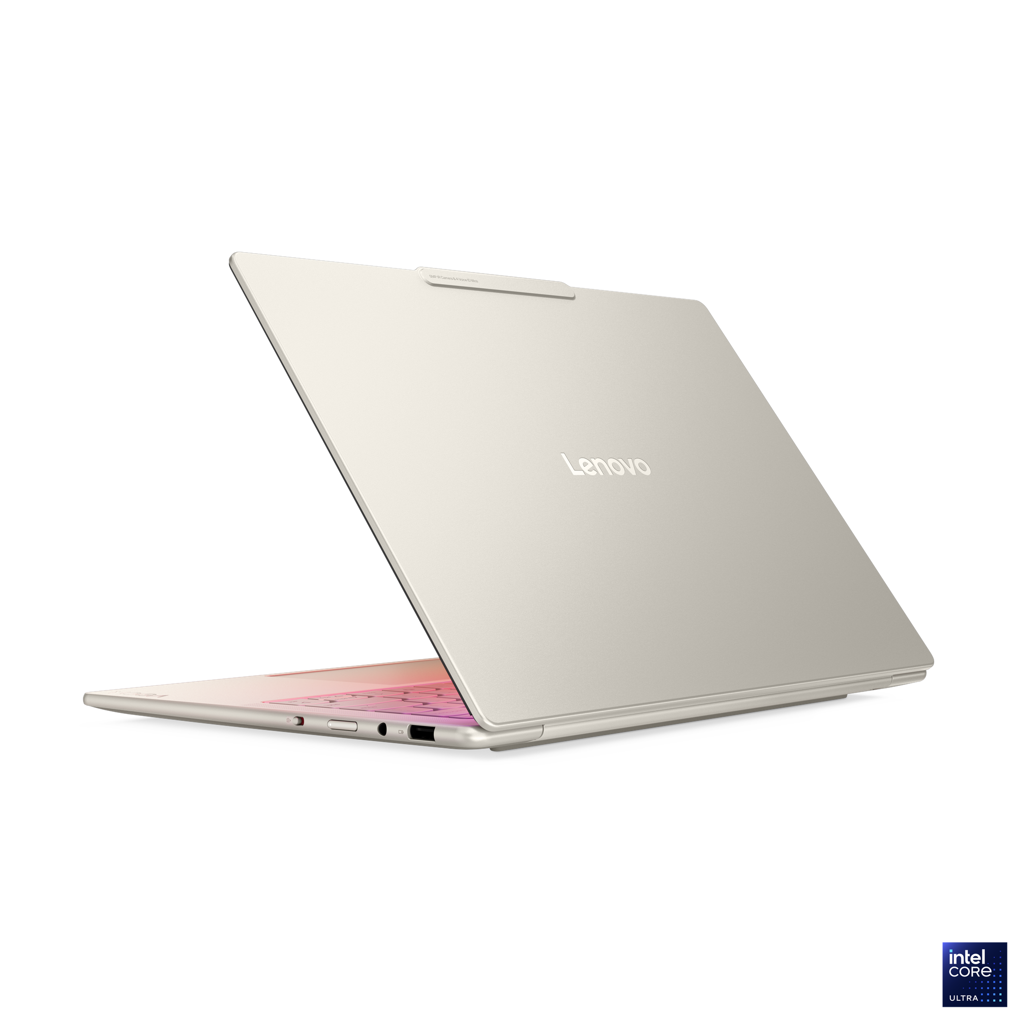 Açık bej Lenovo dizüstü bilgisayar açık, arkadan aydınlatmalı klavyeli.