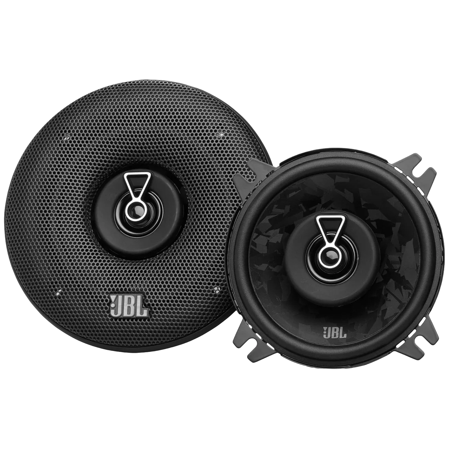 Twee zwarte JBL autoluidsprekers. Eén grotere met gaasgrill, één kleinere met koolstofvezelpatroon.