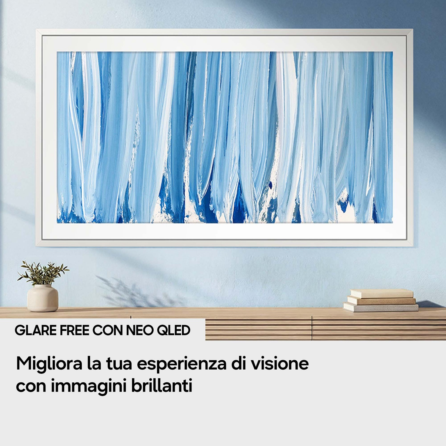 Una TV moderna con arte astratta blu su una mensola.