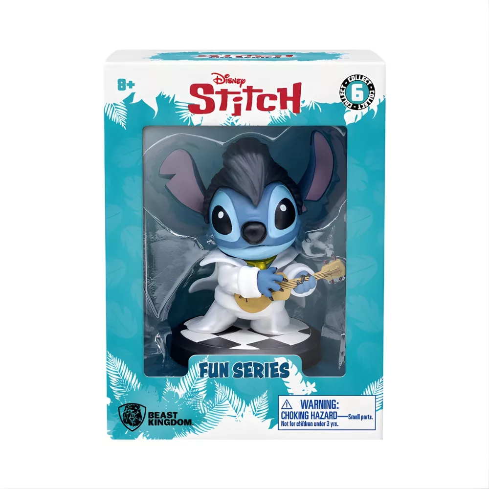Stitch Elvisként fehér öltönyben gitározik, kockás talapzaton áll.