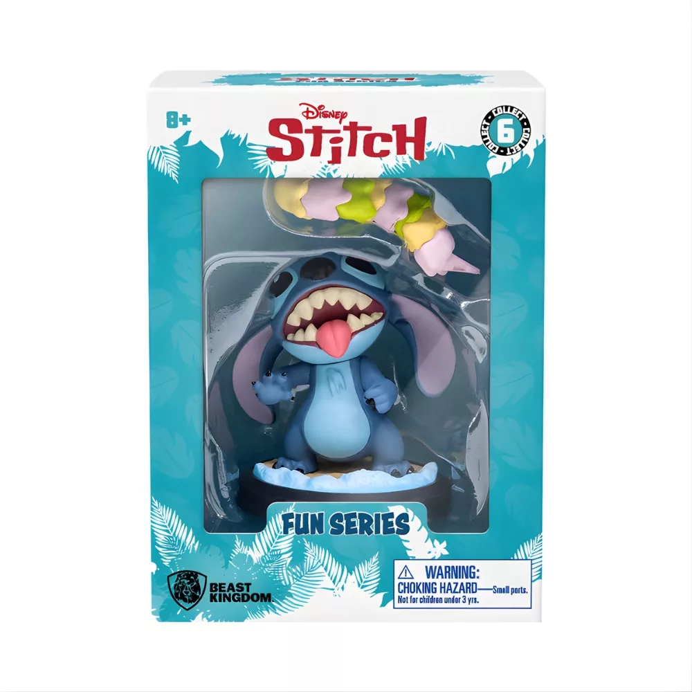 Egy Disney Stitch figura a csomagolásban, nyitott szájjal, kinyújtott nyelvvel.