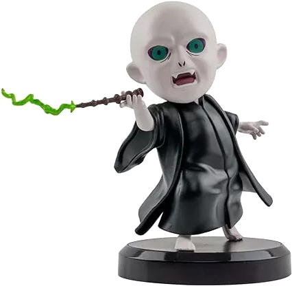 Voldemort figura, varázspálcával, zöld mágiával.