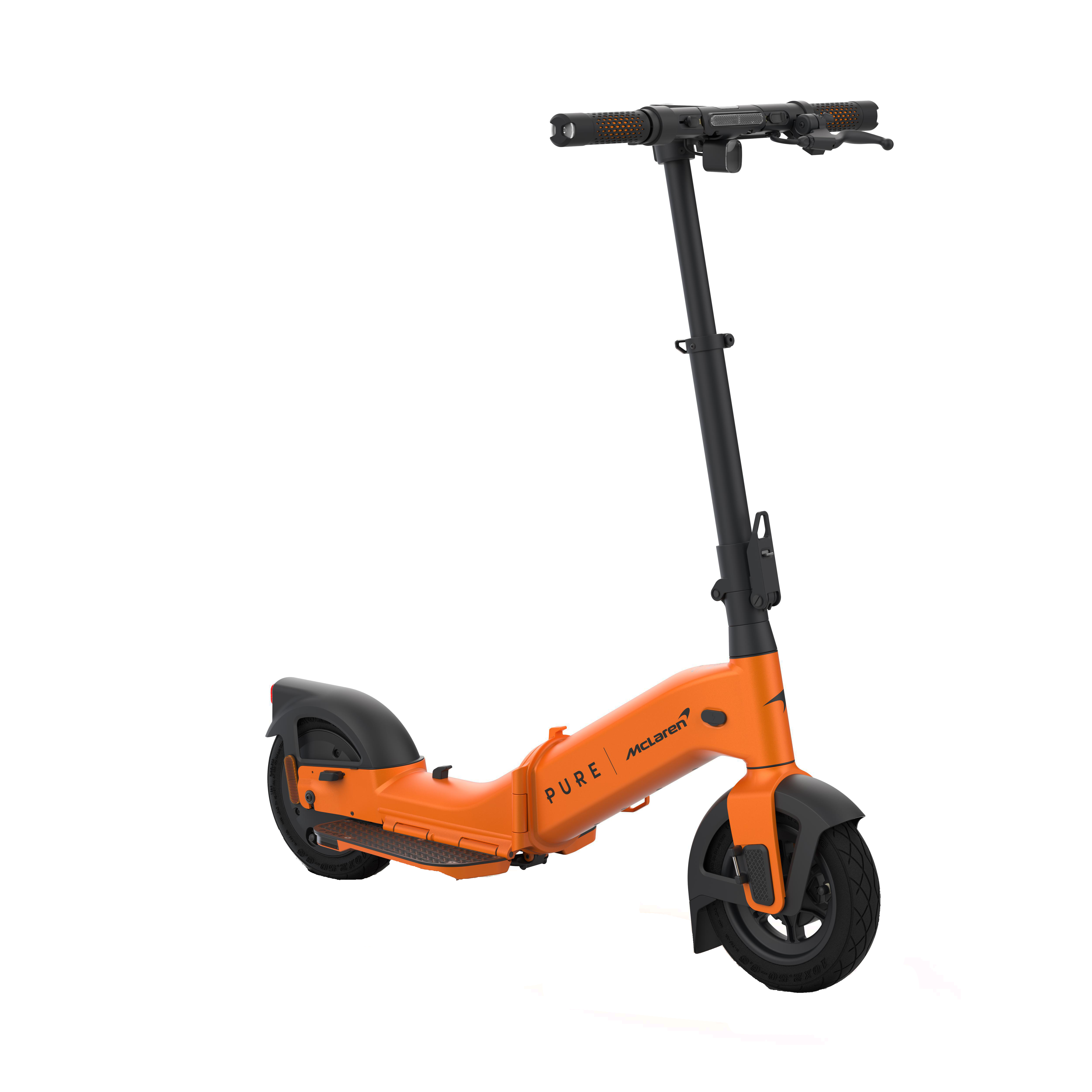 Ein orangefarbener Elektroroller mit schwarzen Rädern und Griffen steht auf schwarzem Hintergrund.