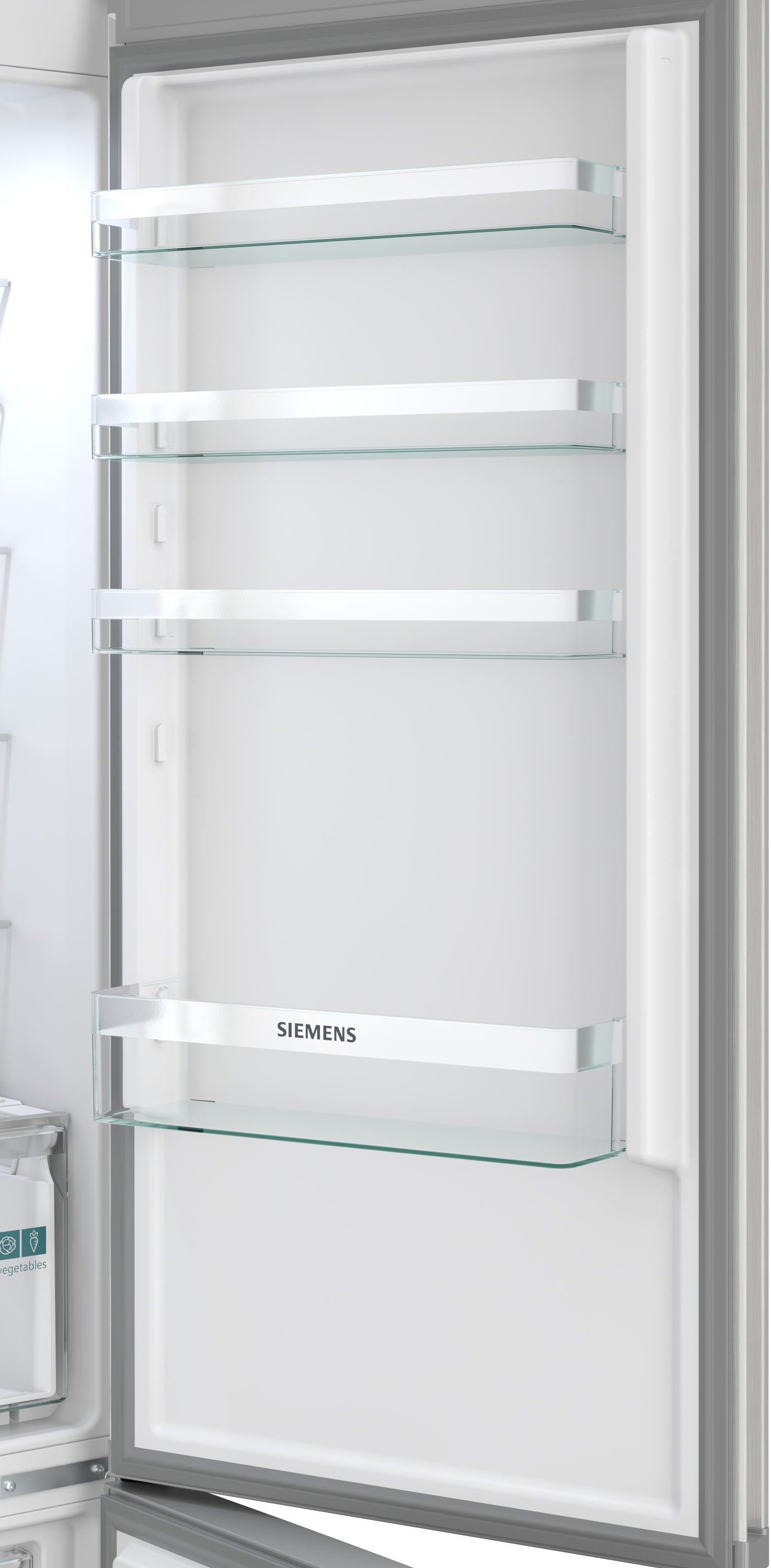 Leeres Kühlschrankregal mit Glasböden und Siemens-Logo.