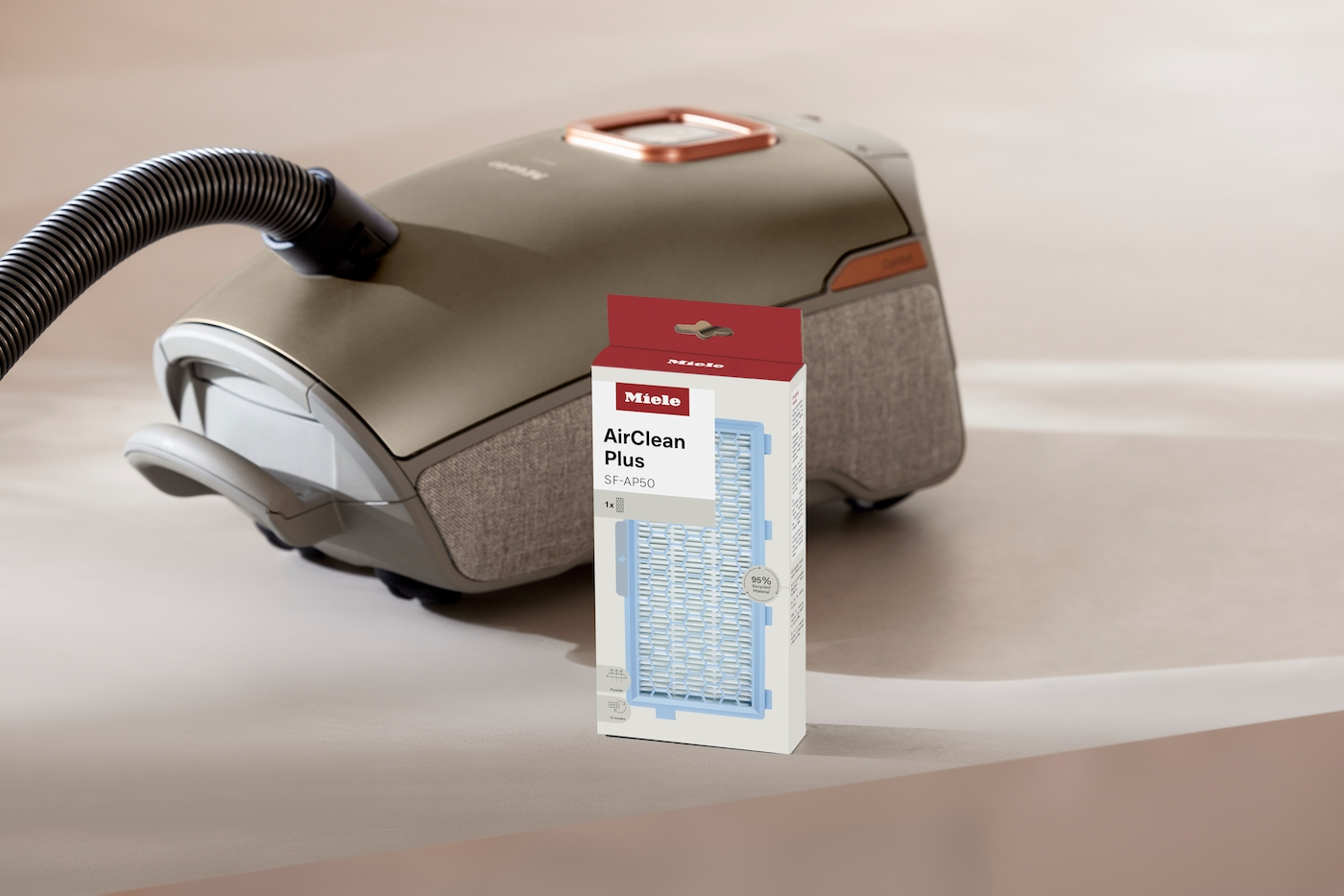 Ein Miele Staubsauger mit einem Luftfilterpaket auf einem Tisch.