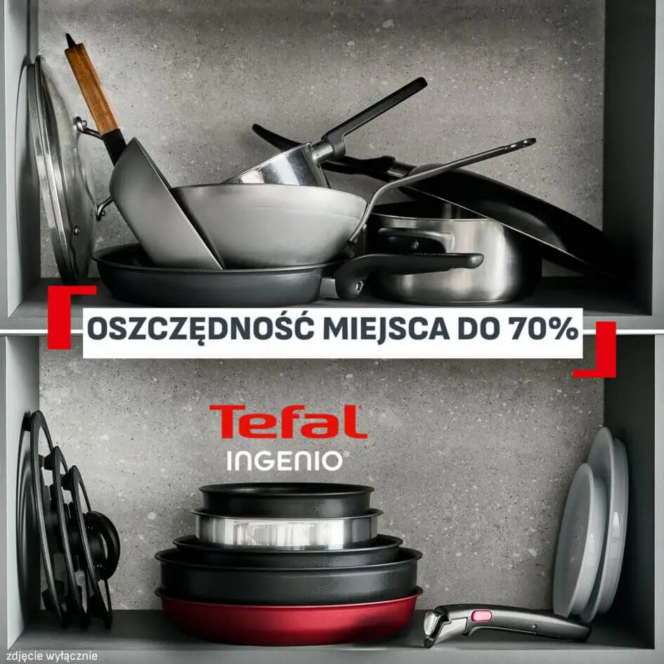 Naczynia i patelnie ułożone w szafce kuchennej.