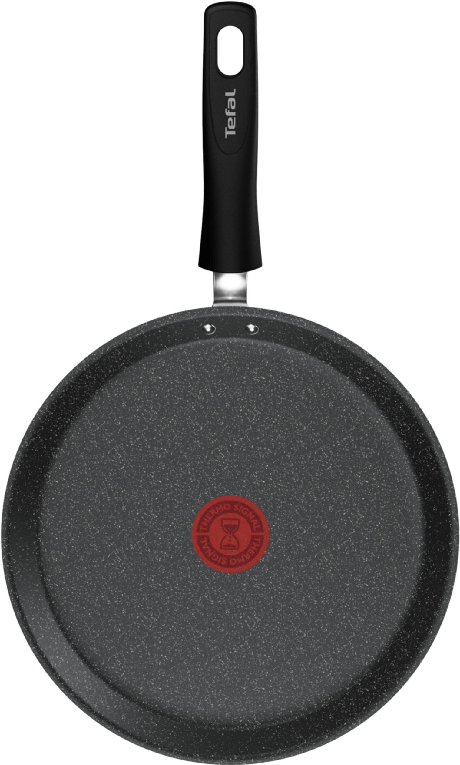 Patelnia Tefal z czarną rączką i szarym, nakrapianym dnem.