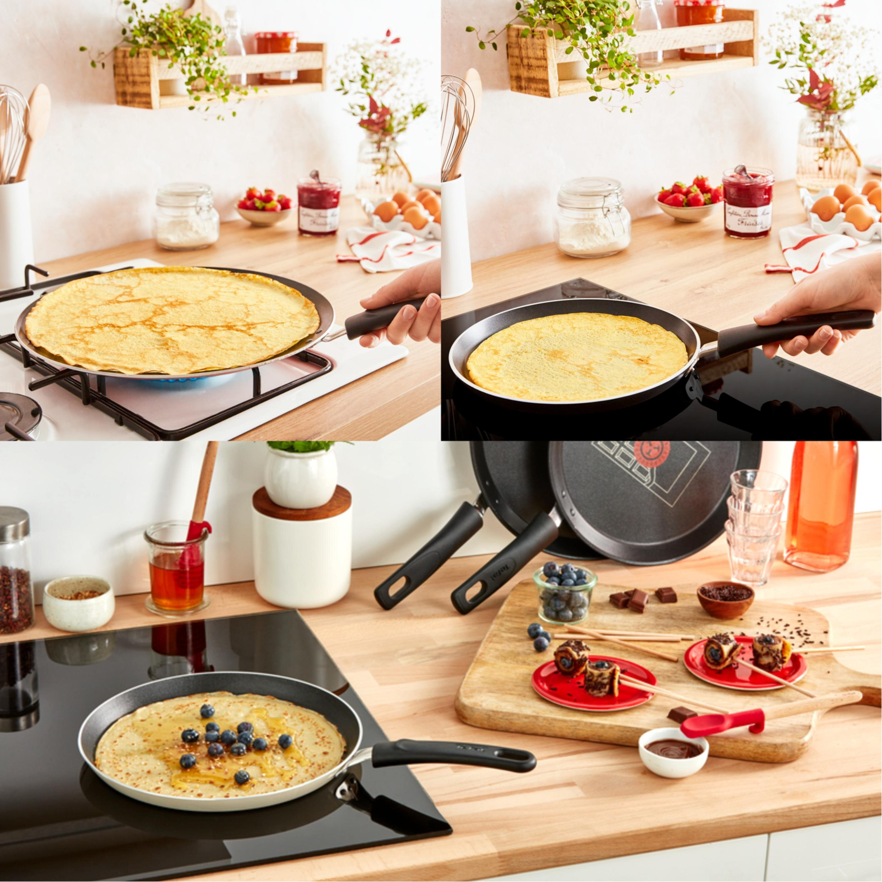 Patelnia ze złotobrązowym naleśnikiem na kuchence gazowej.