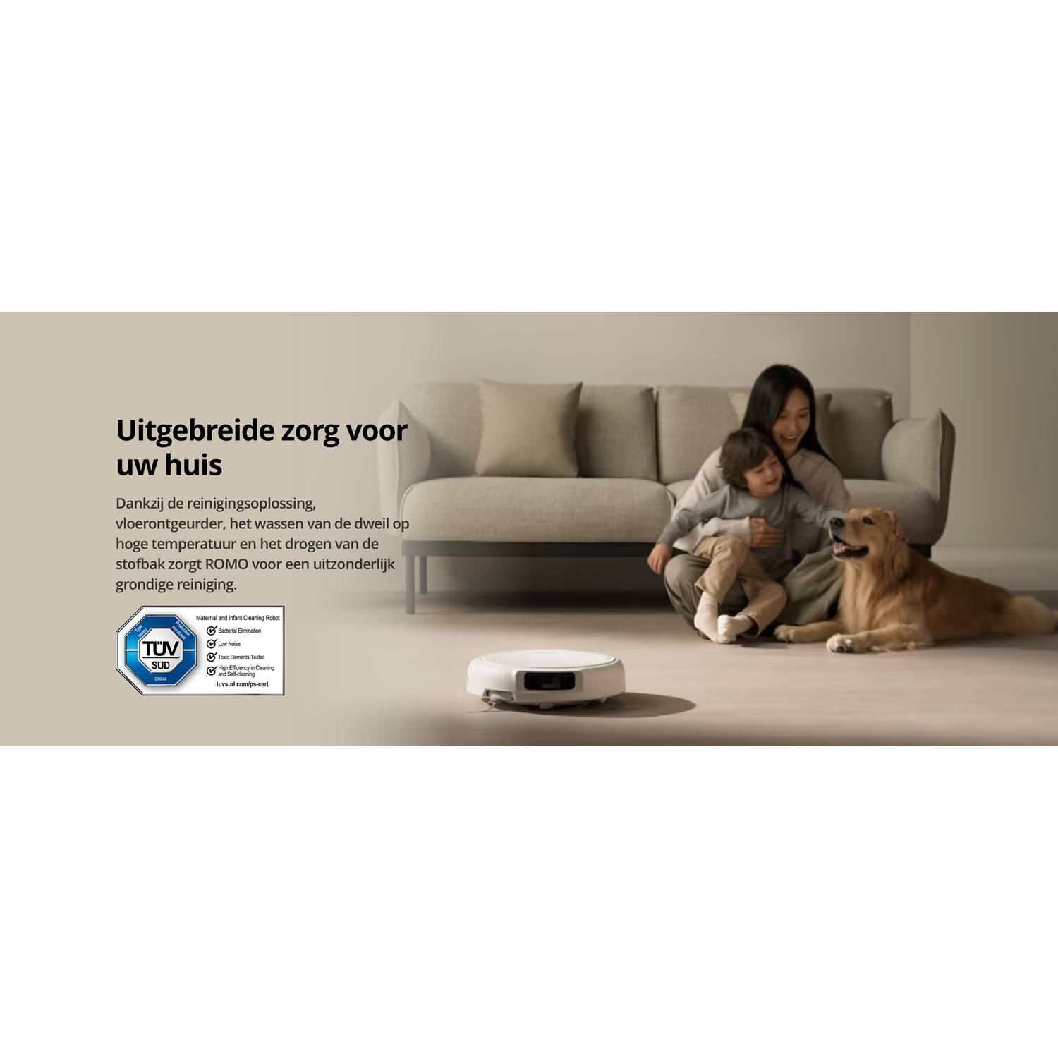 Een vrouw zit op de vloer met een kind en hond voor een bank, een robotstofzuiger maakt schoon.