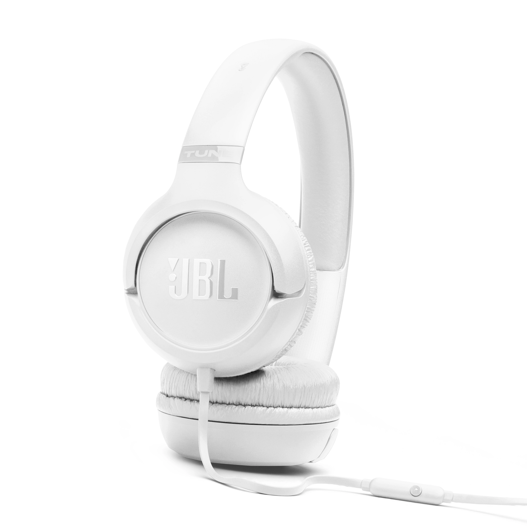 Weiße JBL Kopfhörer mit Kabel auf weißem Hintergrund.