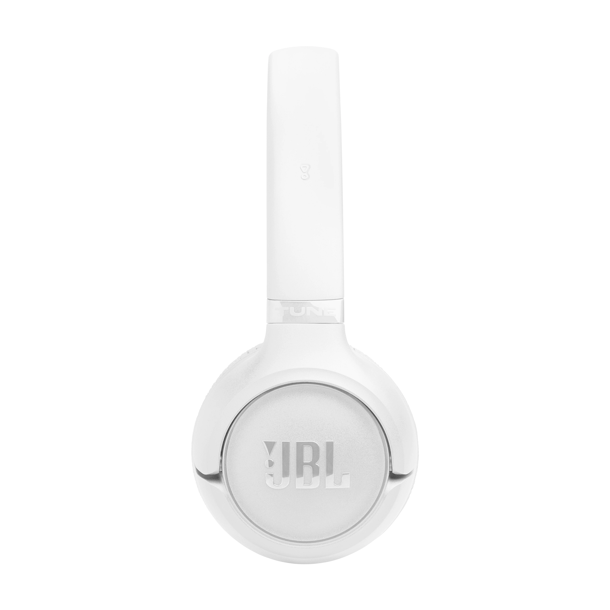 Weiße JBL Kopfhörer mit "TUNE" Schriftzug und JBL Logo.