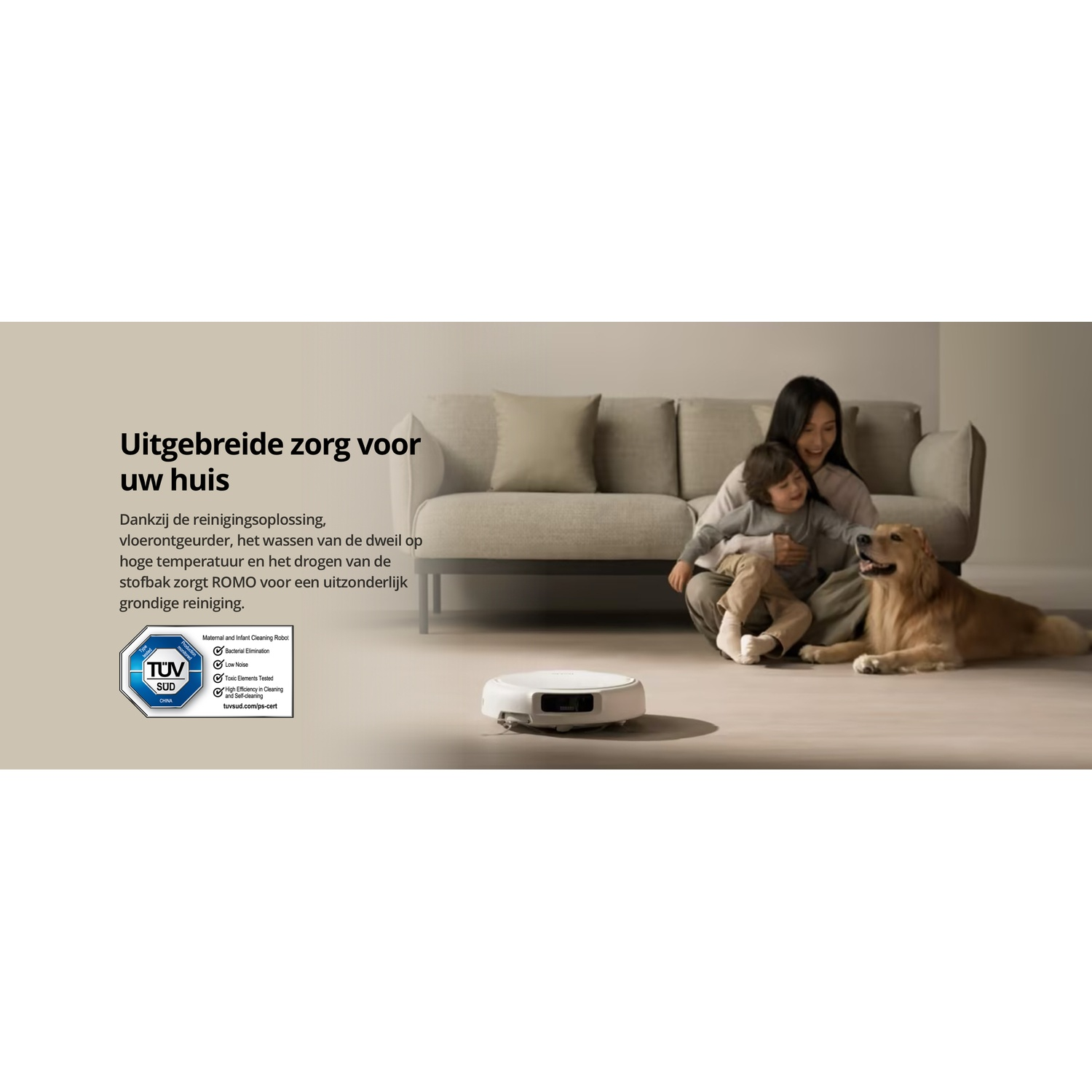 Een robotstofzuiger reinigt de vloer terwijl moeder, kind en hond ontspannen.