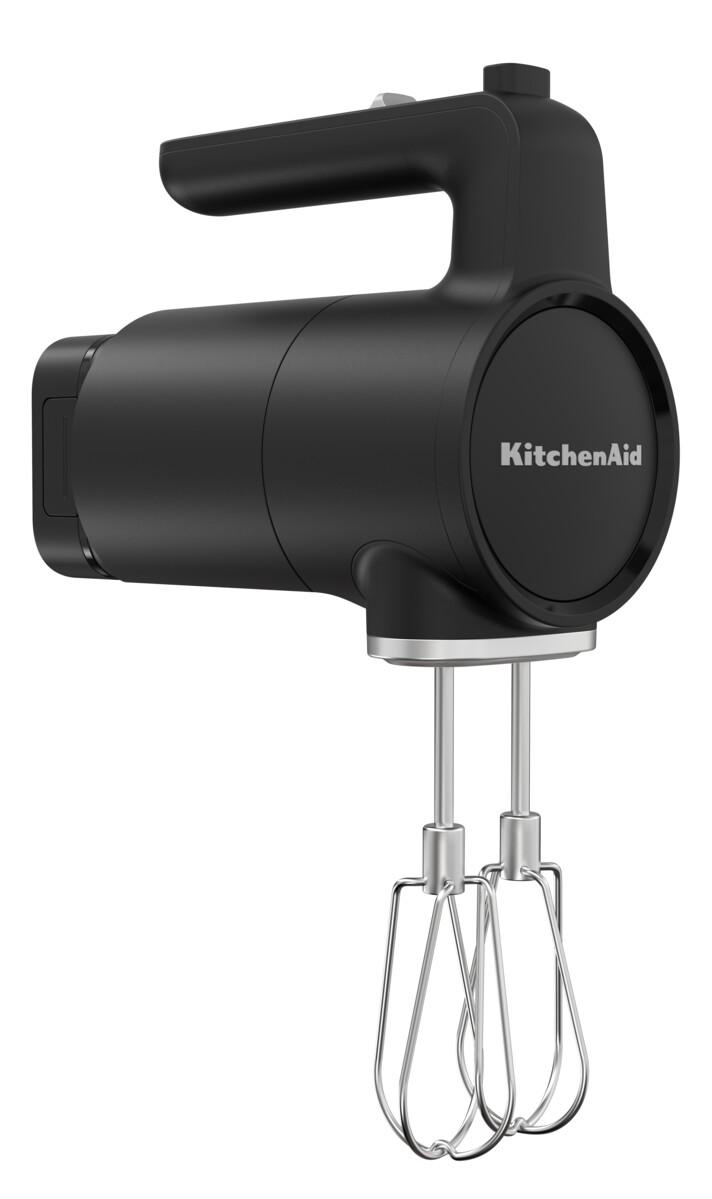 Schwarzer KitchenAid Handmixer mit zwei Rührbesen.
