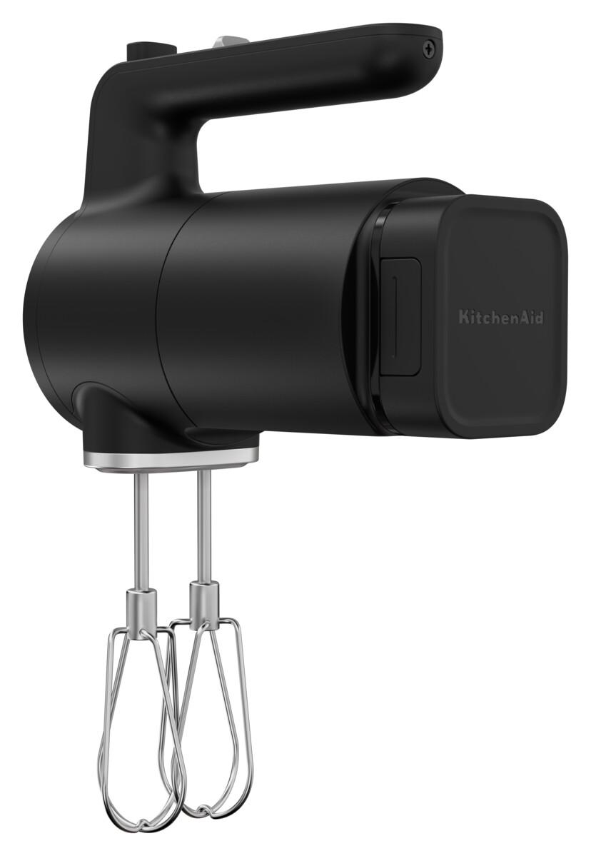 Ein schwarzer KitchenAid Handmixer mit zwei verchromten Quirlen.