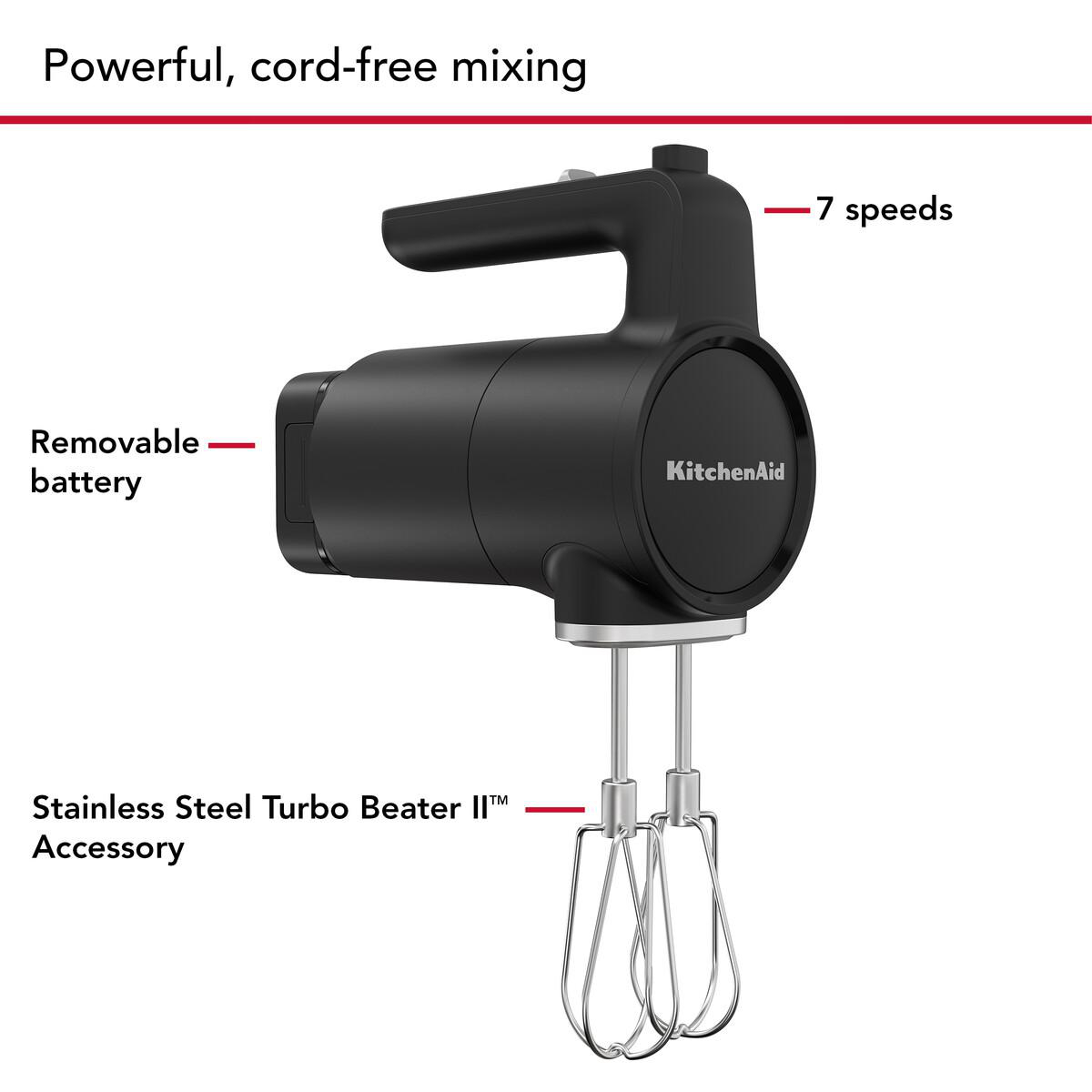 Schwarzer KitchenAid Handmixer mit abnehmbarem Akku und Edelstahl-Turbo-Schneebesen.