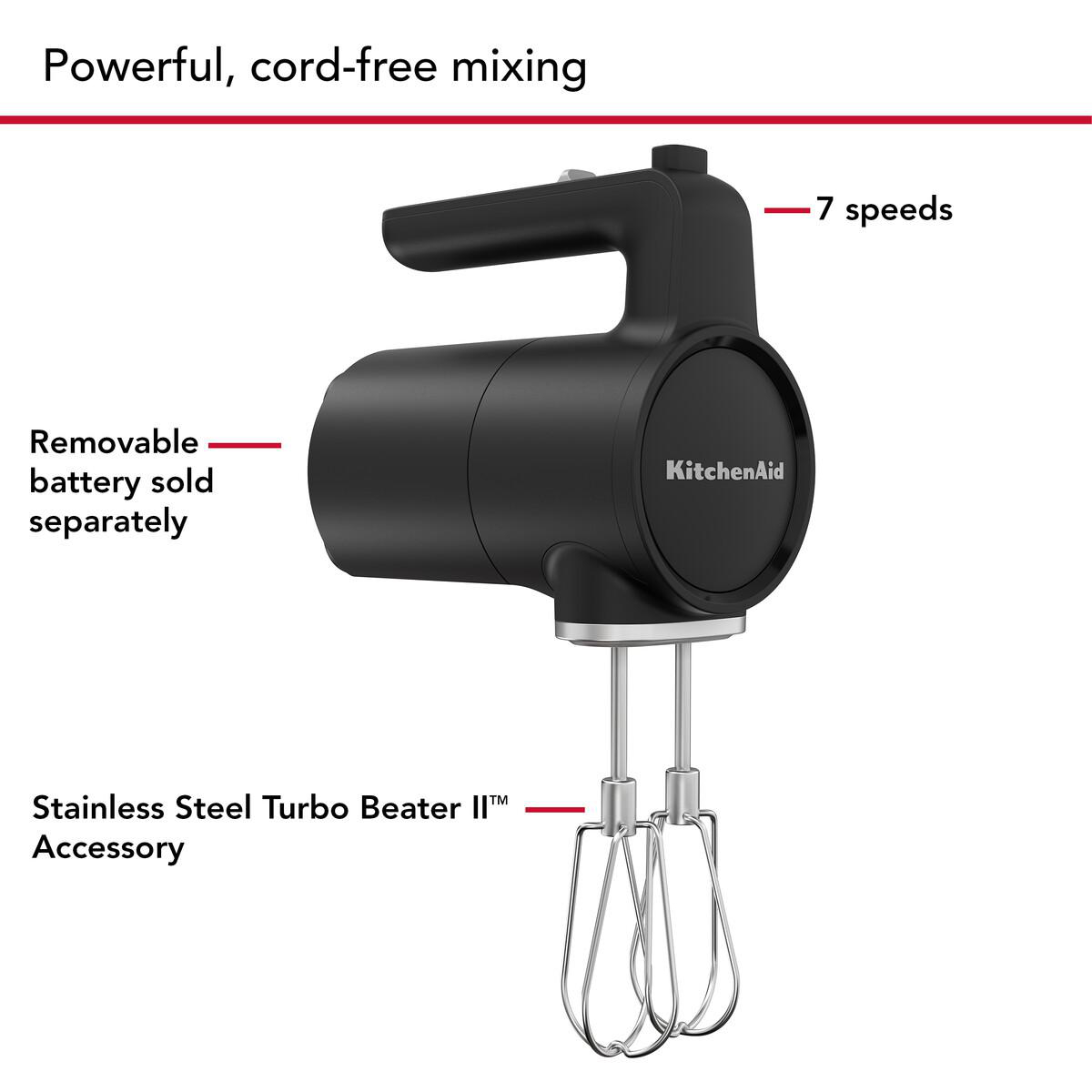 Schwarzer KitchenAid Handmixer mit 7 Geschwindigkeiten und abnehmbaren Edelstahl-Schlagwerkzeugen.