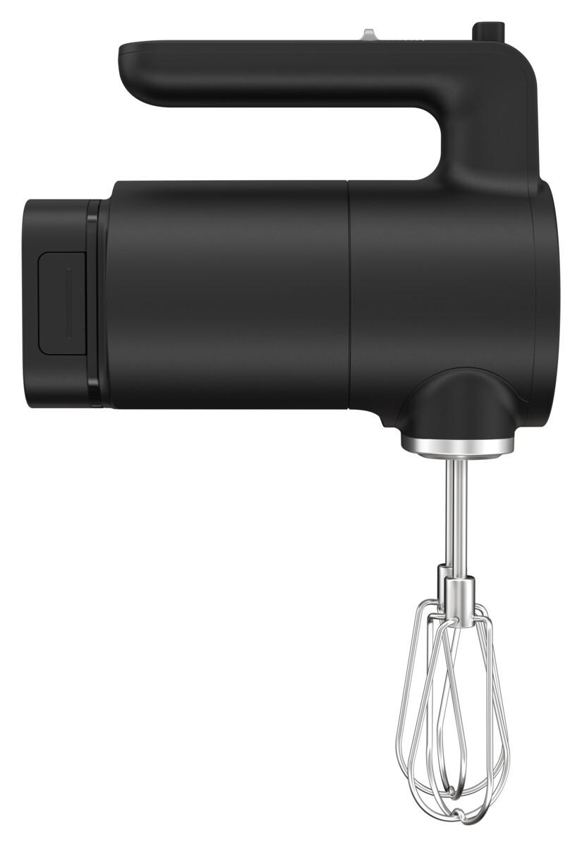 Schwarzer Handmixer mit silbernem Schneebesen, freigestellt auf weißem Hintergrund.