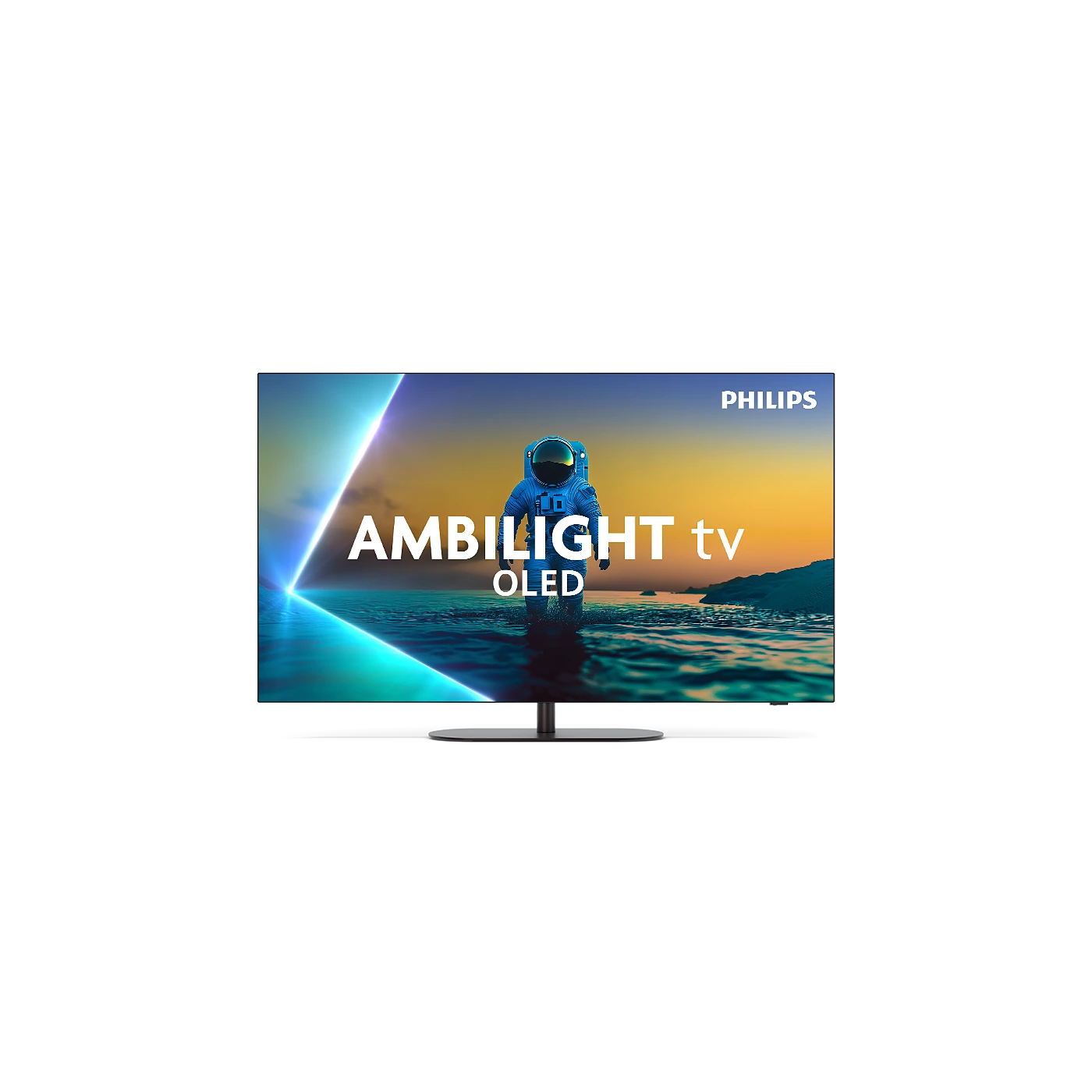 Ein Astronaut steht im Wasser vor einem Philips Ambilight OLED TV mit Abendhimmel.