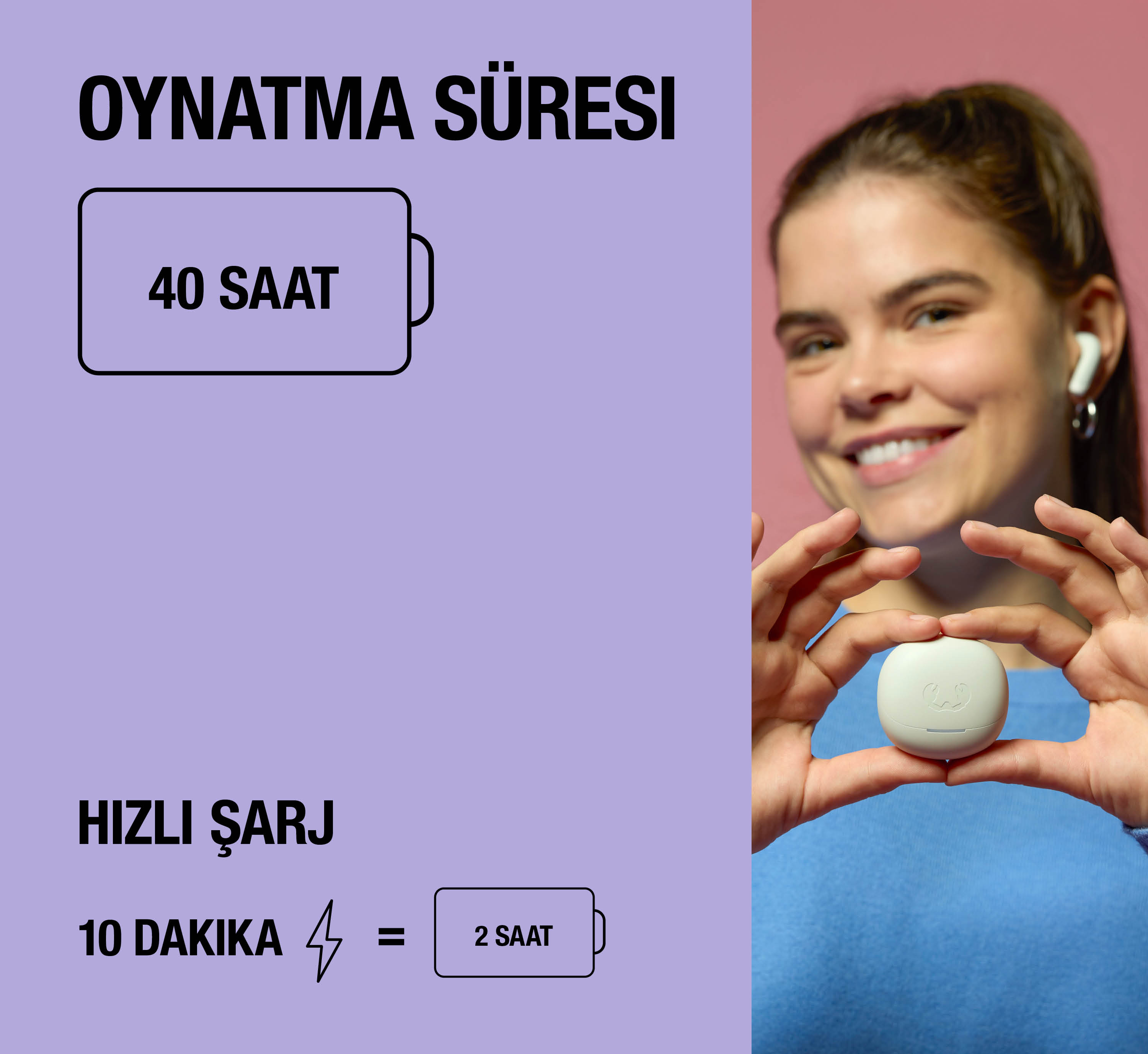 Kadın, beyaz kulaklık şarj kutusu tutuyor. Metin: 40 saat çalma süresi.