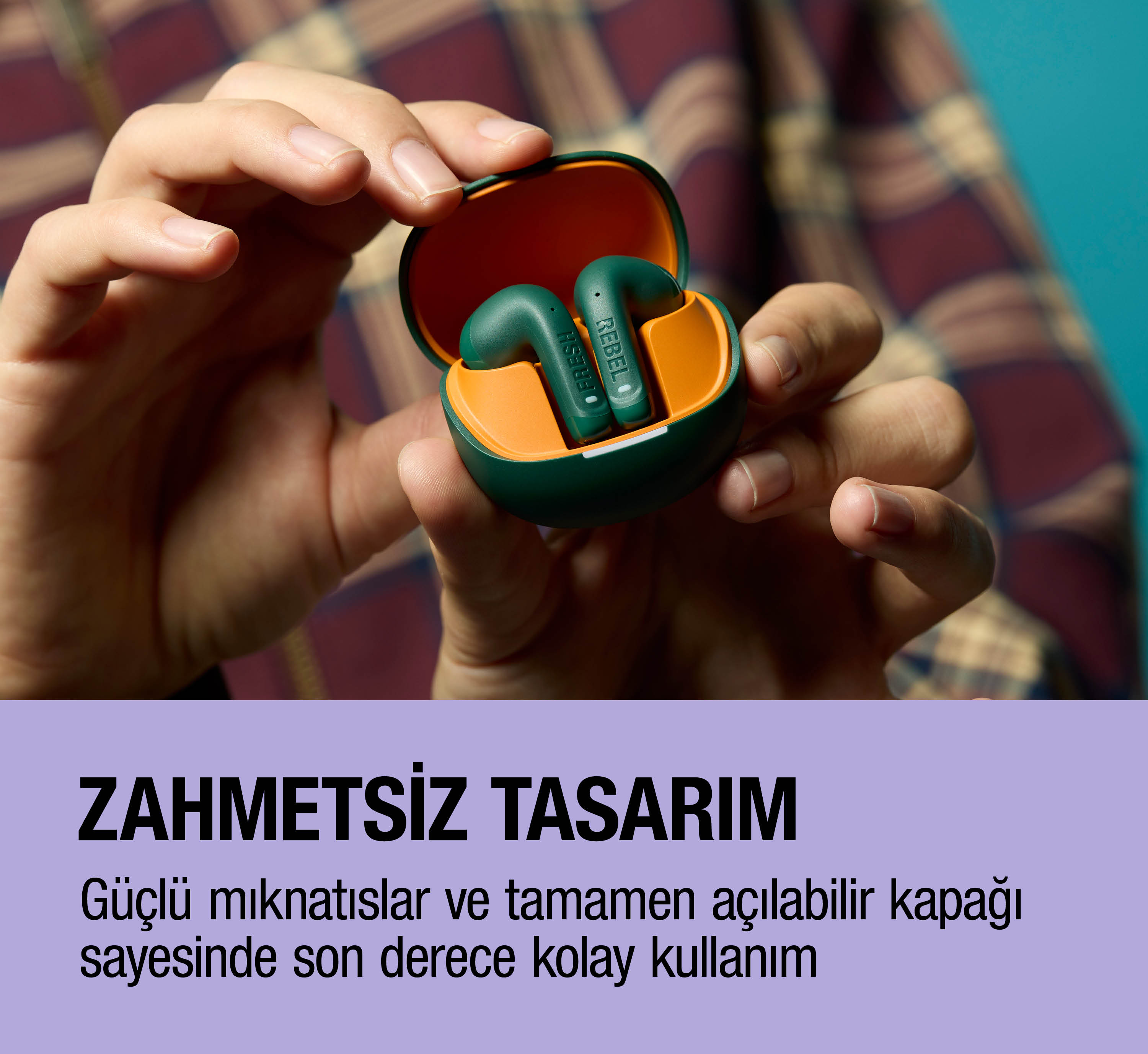 Açık turuncu-yeşil şarj kutusunda yeşil kulaklıklar, eller tarafından tutuluyor.