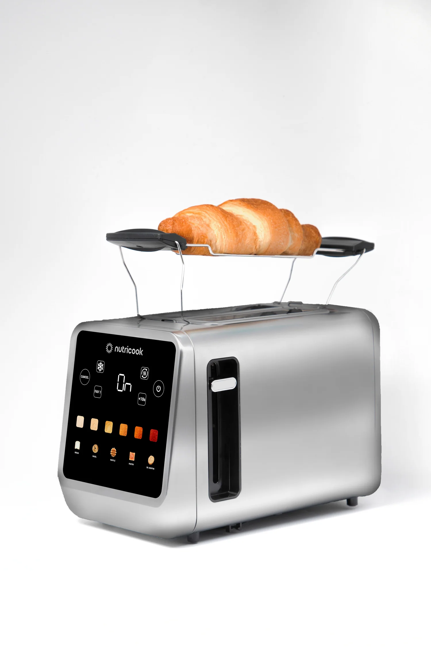 Ezüst pirítós, melegítő rácson két croissanttal.