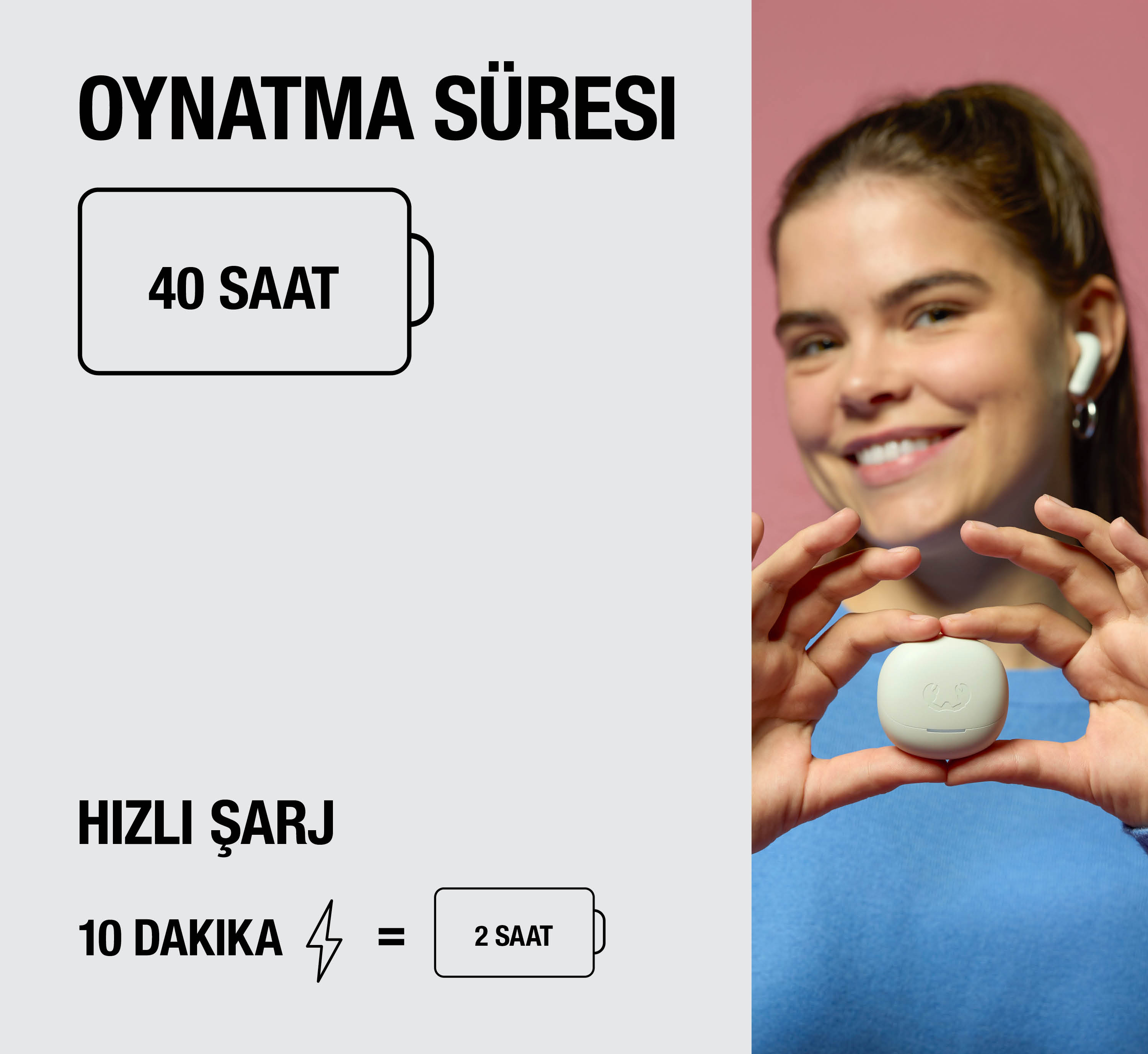 Kadın beyaz kulaklık şarj kutusu tutuyor. Oynatma süresi ve hızlı şarj hakkında metin.