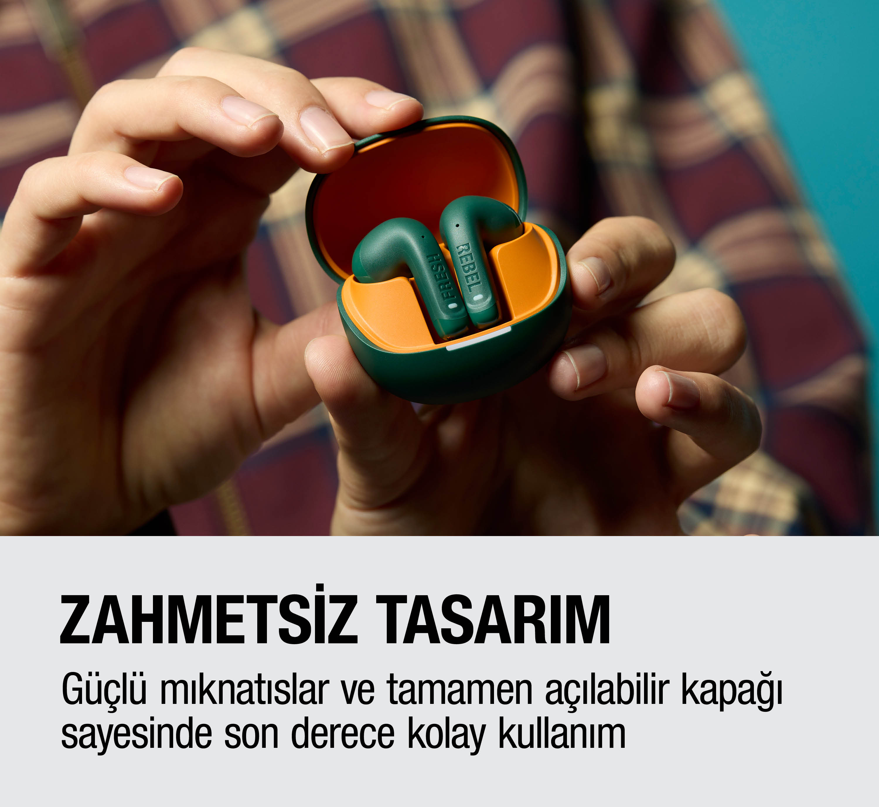 Ellerde tutulan açık turuncu ve yeşil şarj kutusunda yeşil kulaklıklar.