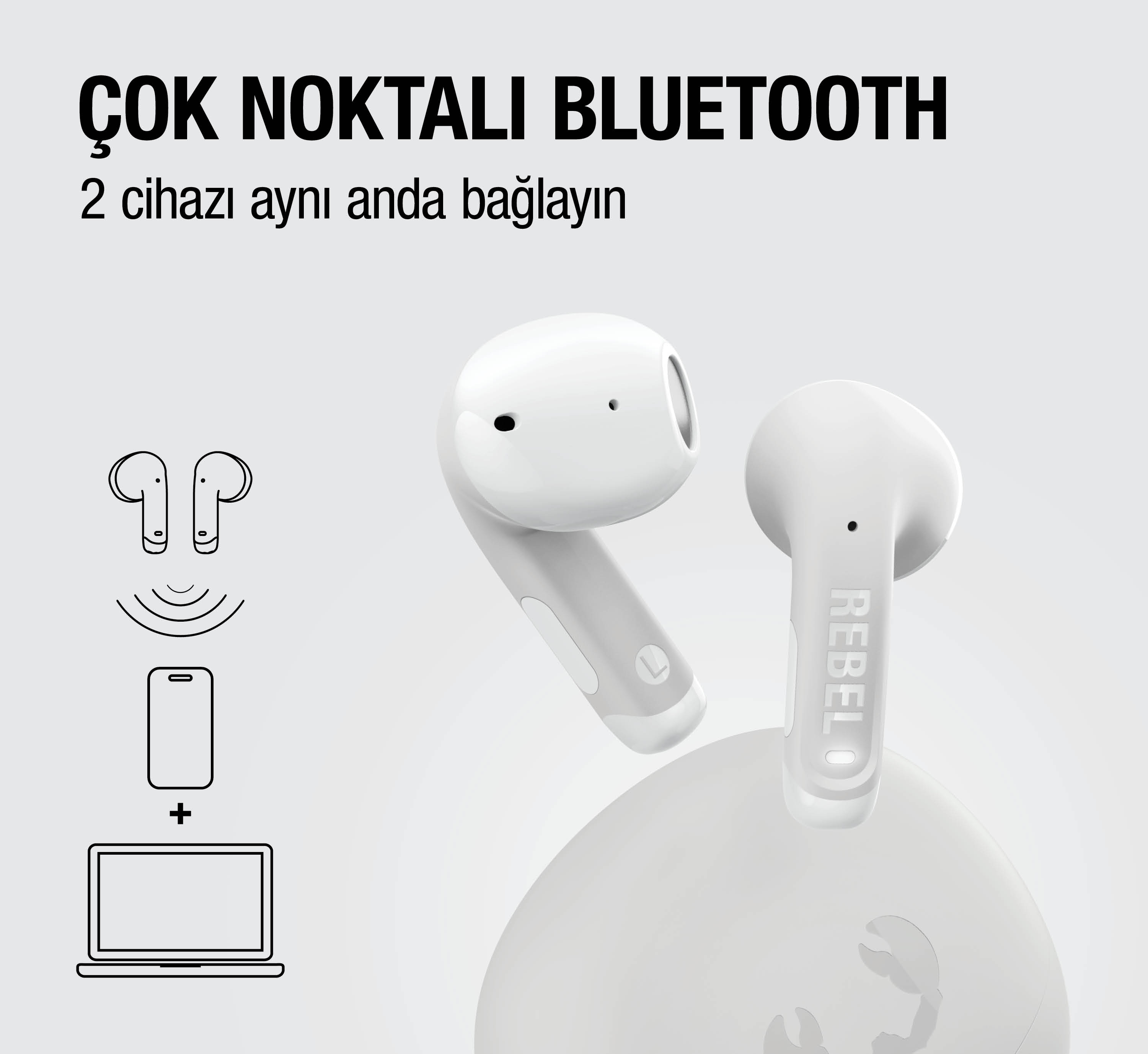 Şarj kutulu beyaz kulaklıklar, akıllı telefon ve dizüstü bilgisayara bağlı.