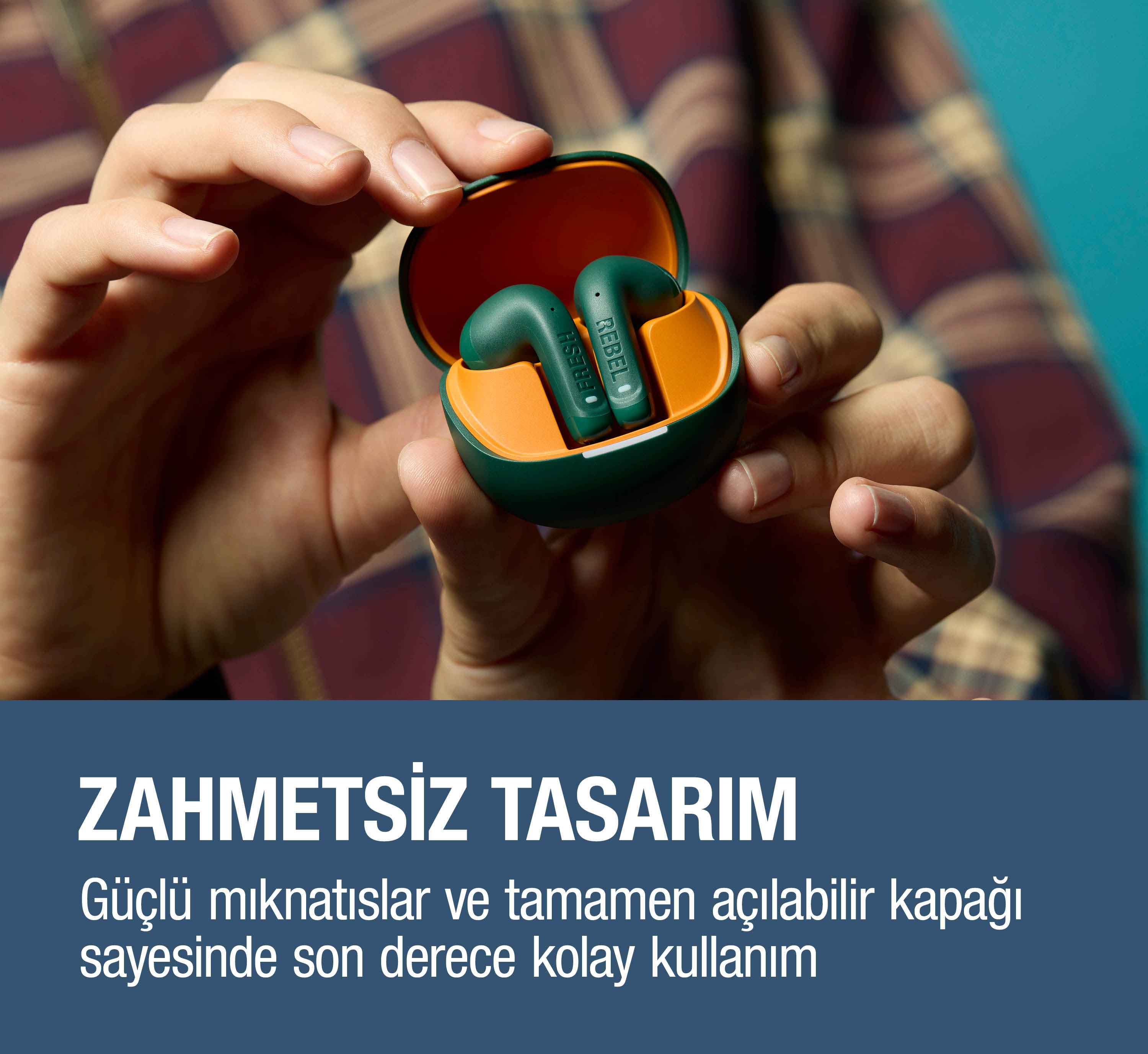 Turuncu kutuda yeşil kulaklıklar, eller tarafından tutuluyor.