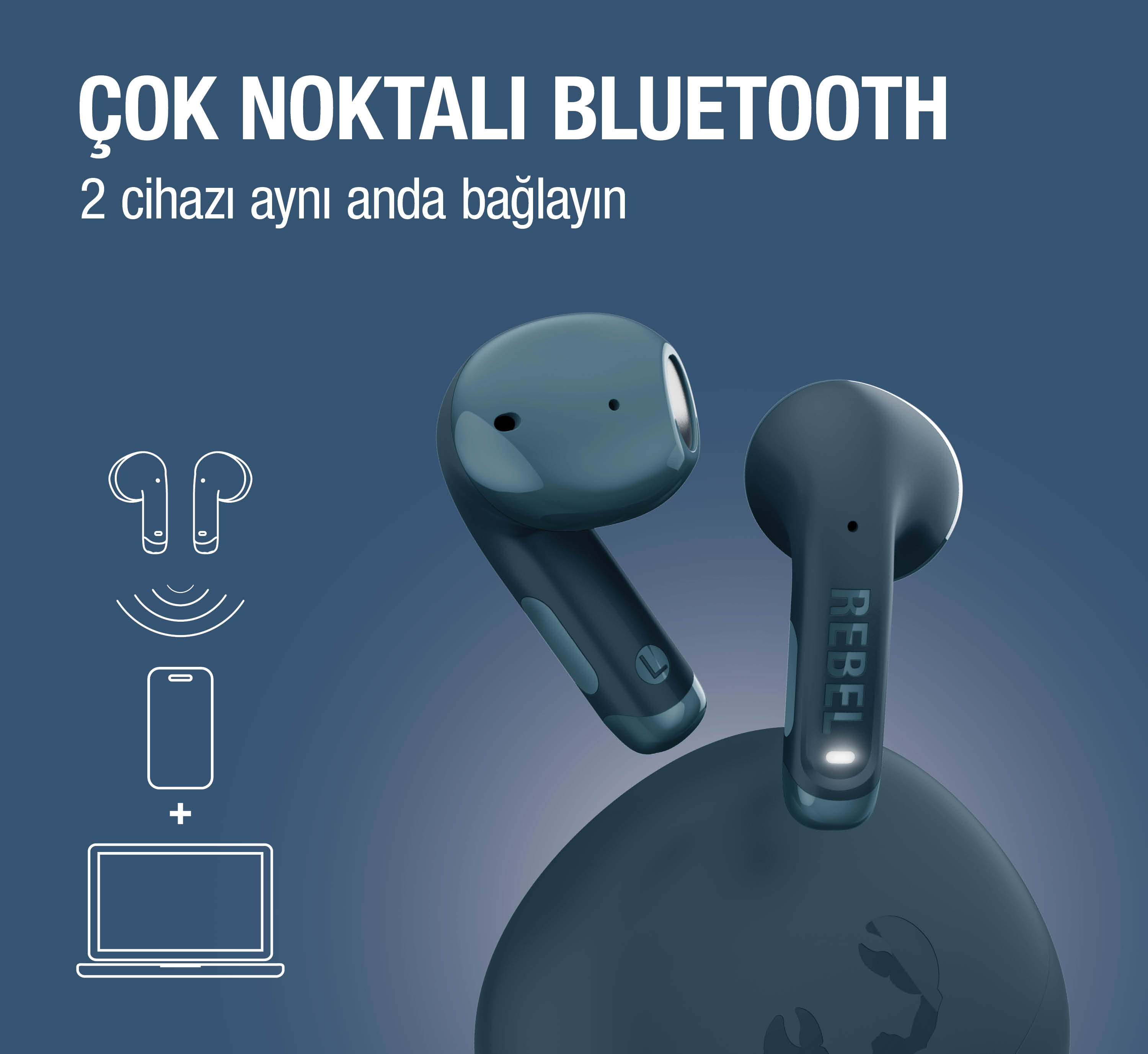 Üç mavi kablosuz kulaklık ve mavi arka planda şarj kutusu.