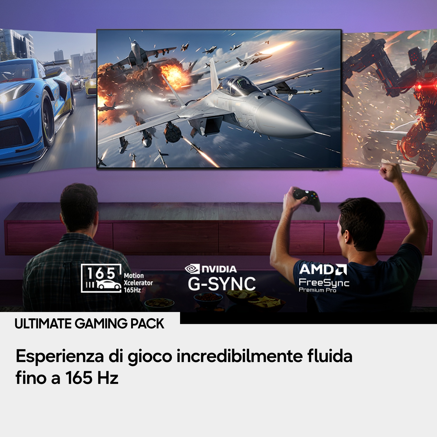 Due persone giocano ai videogiochi su un grande schermo che mostra scene di corse, jet e robot.