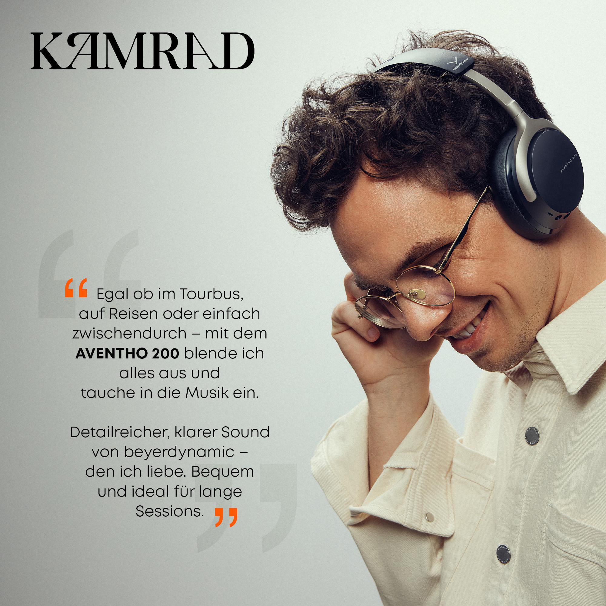 Mann mit Kopfhörern und Brille lächelt, mit KAMRAD Logo und Zitat.