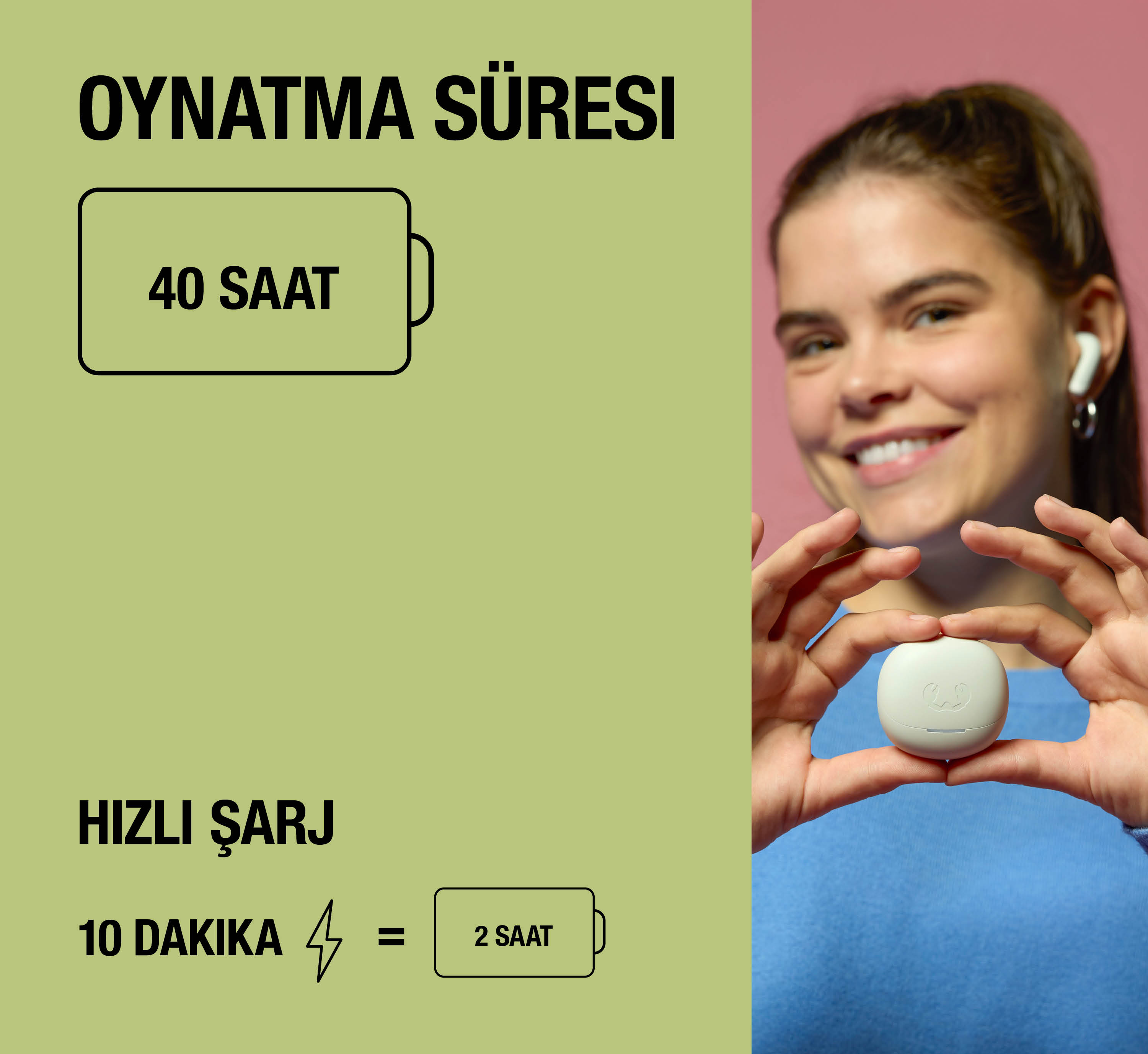 Kadın beyaz şarj kutusu tutuyor. Metin oynatma süresini ve hızlı şarj bilgilerini gösteriyor.